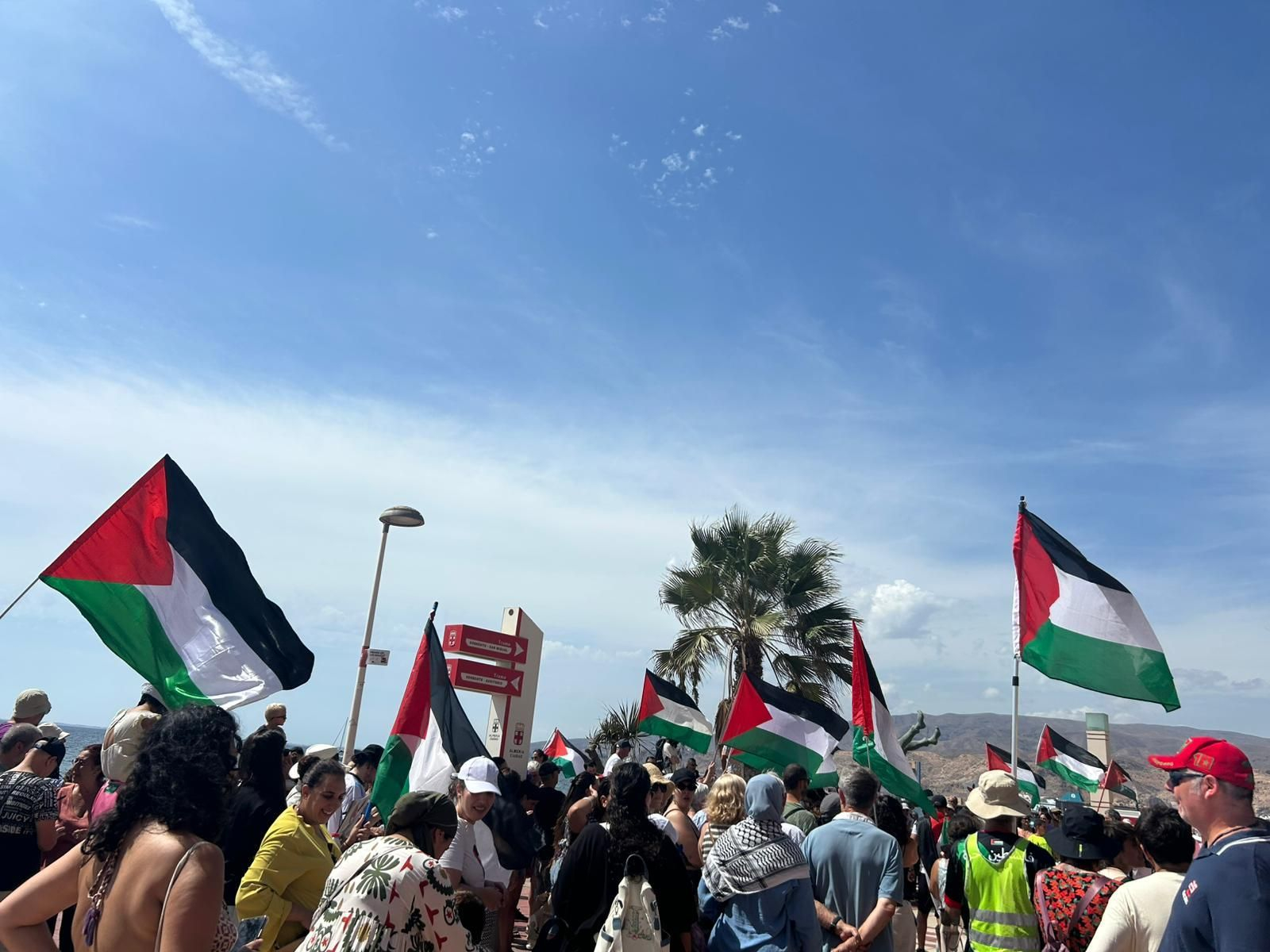 La manifestación de Almería y sus barrios contra el genocidio en Palestina, en imágenes