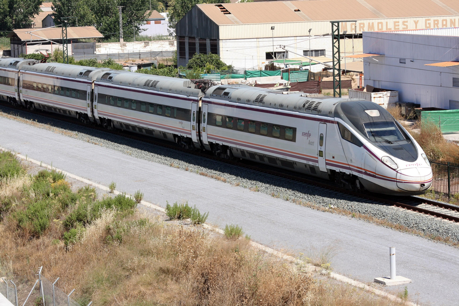 Tren Avant entrando en Granada por la LAV de Antequera, parte del Corredor Mediterráneo