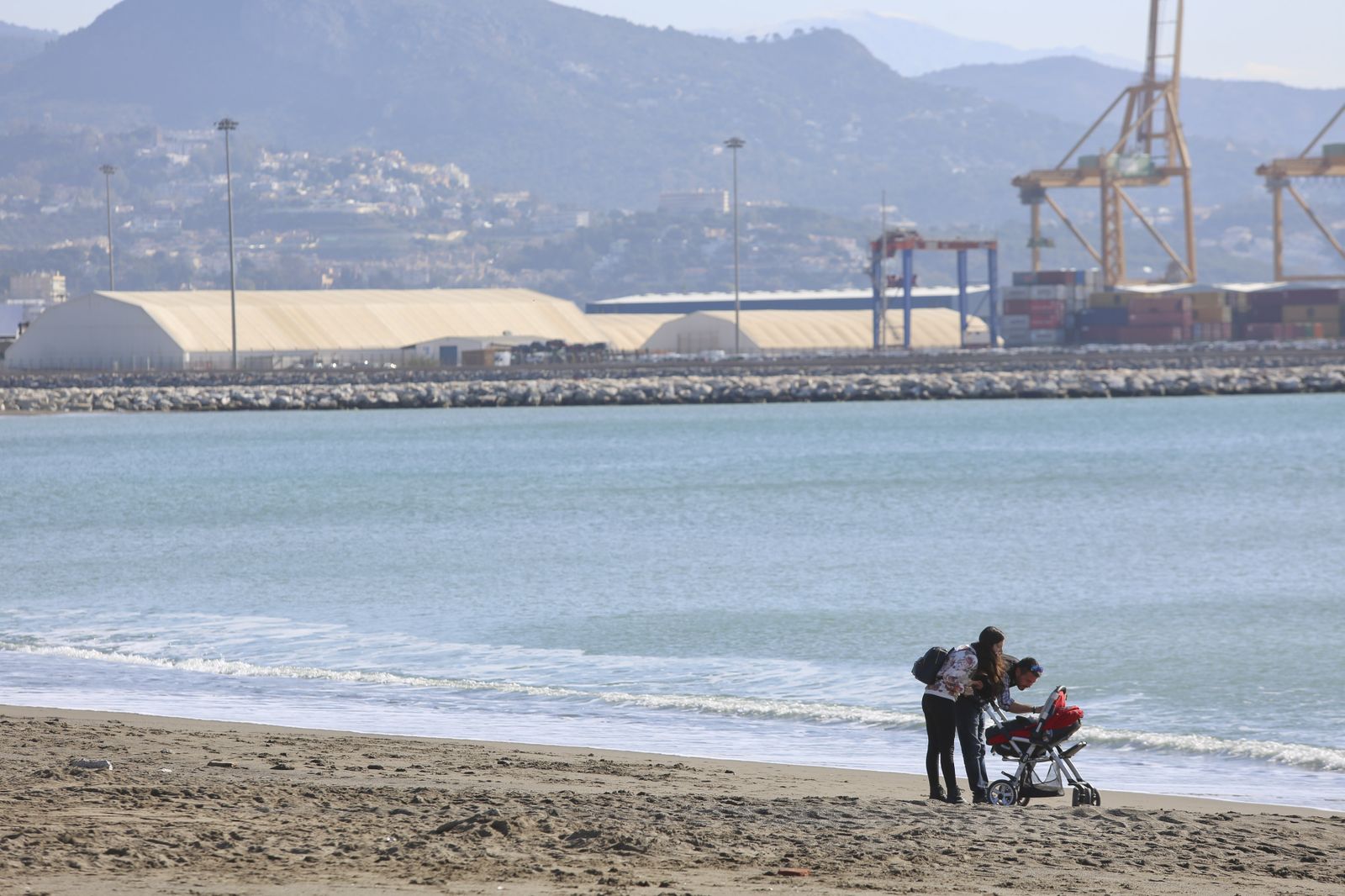 Fotos de los arreglos en las playas de Málaga, que no impiden a los malagueños disfrutar del buen tiempo