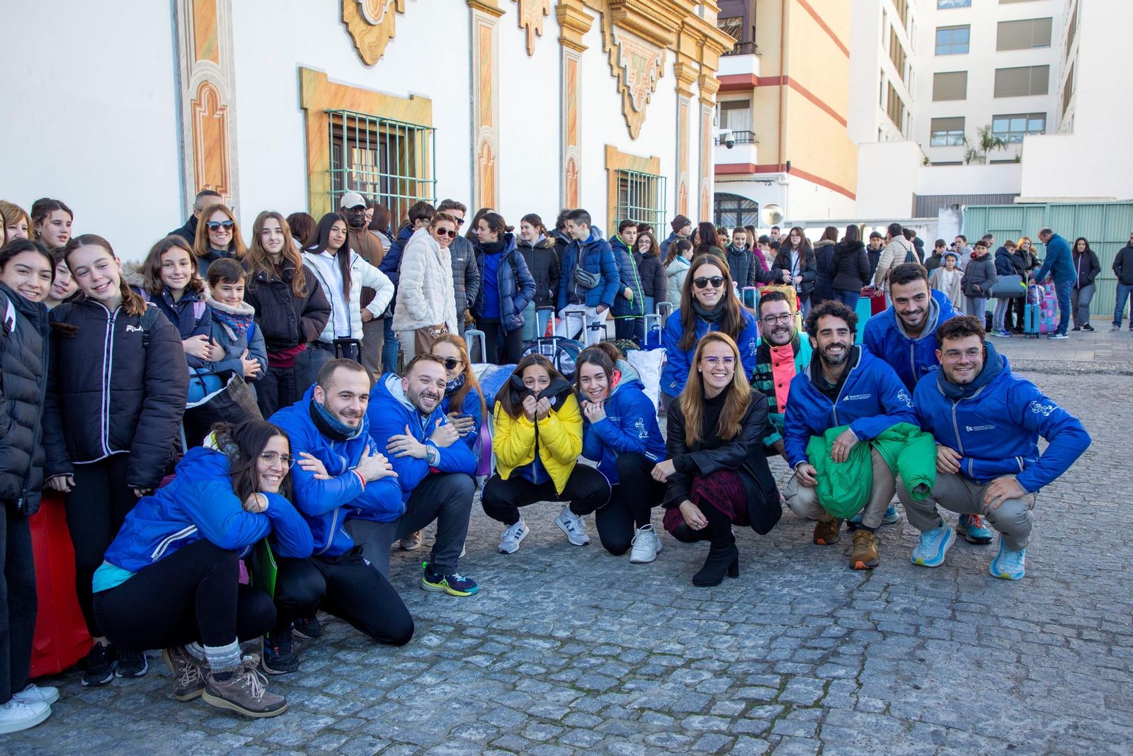 La salida de los niños que participan en los Campamentos de Navidad de la Diputación, en imágenes