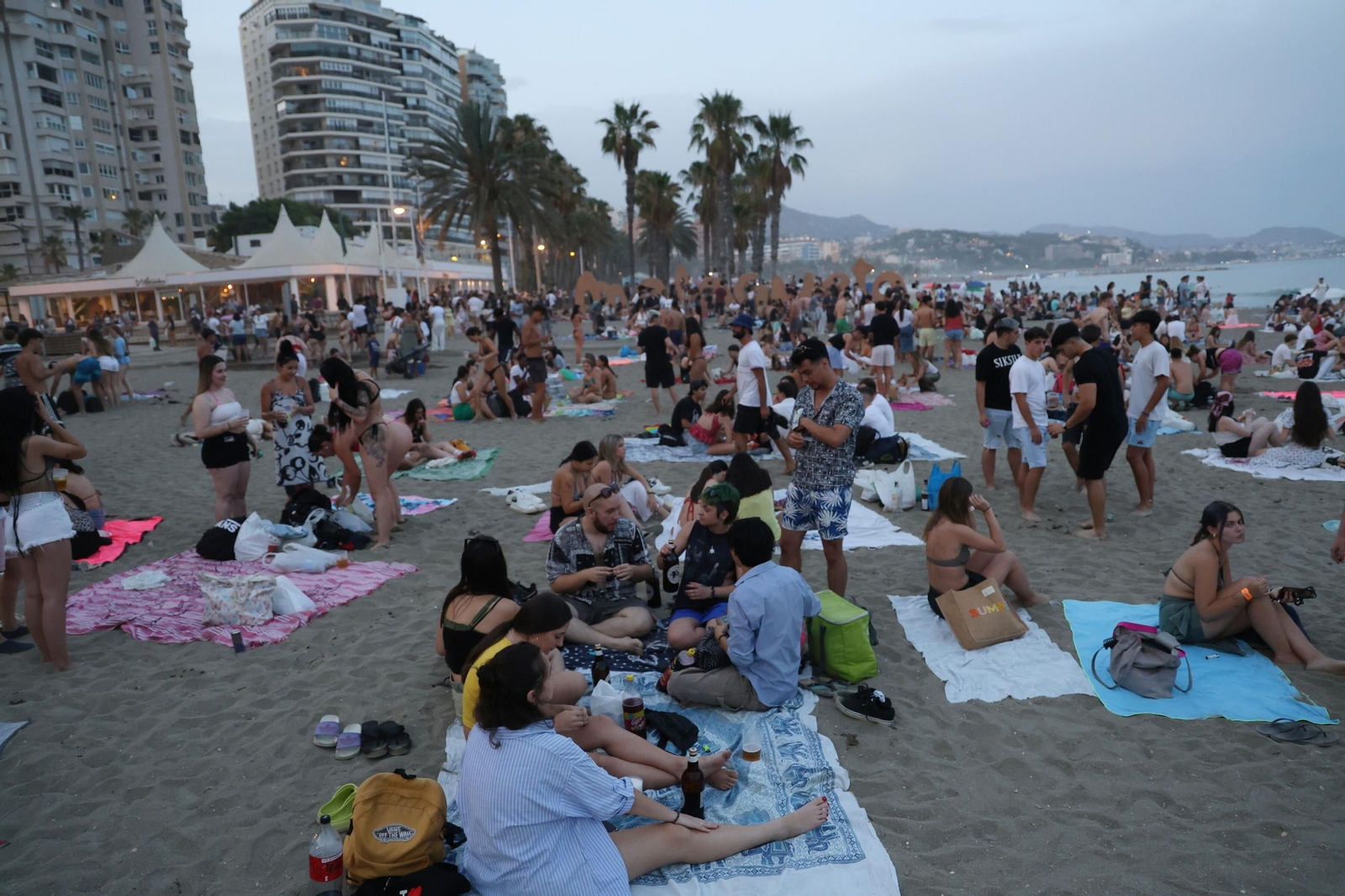 Así se vive la noche de San Juan en la playa de la Malagueta de Málaga, en fotos