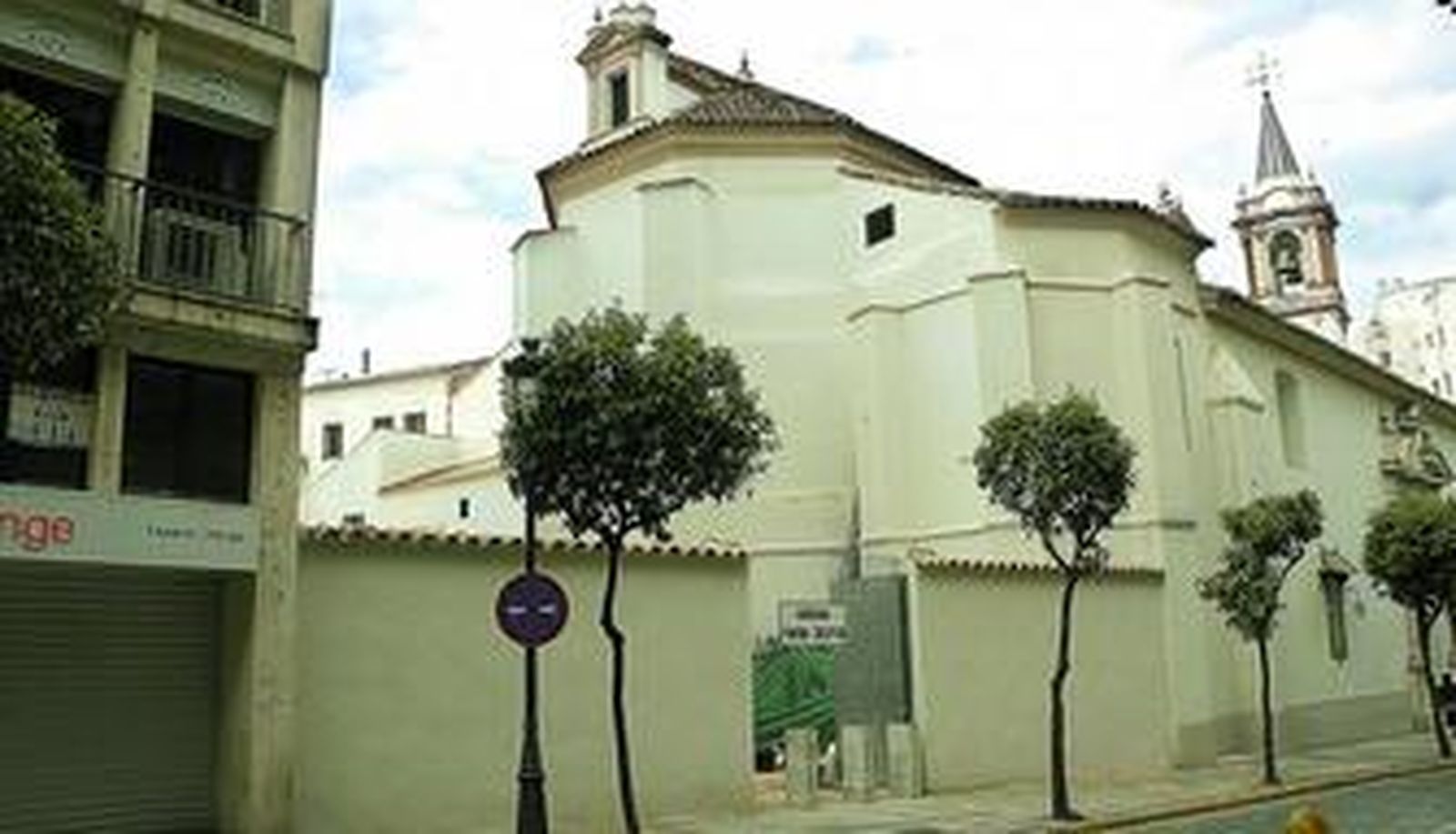 El solar que hasta hace un mes albergara la antigua Casa Parroquial ha sido protegido con una nueva tapia.