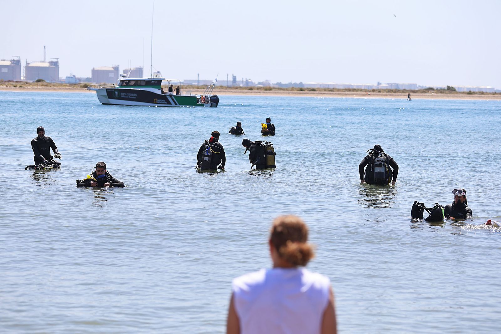 Imágenes de la gran recogida de residuos abandonados en el marco de la octava edición de '1m2 contra la basuraleza'. En la playa de la Canaleta.