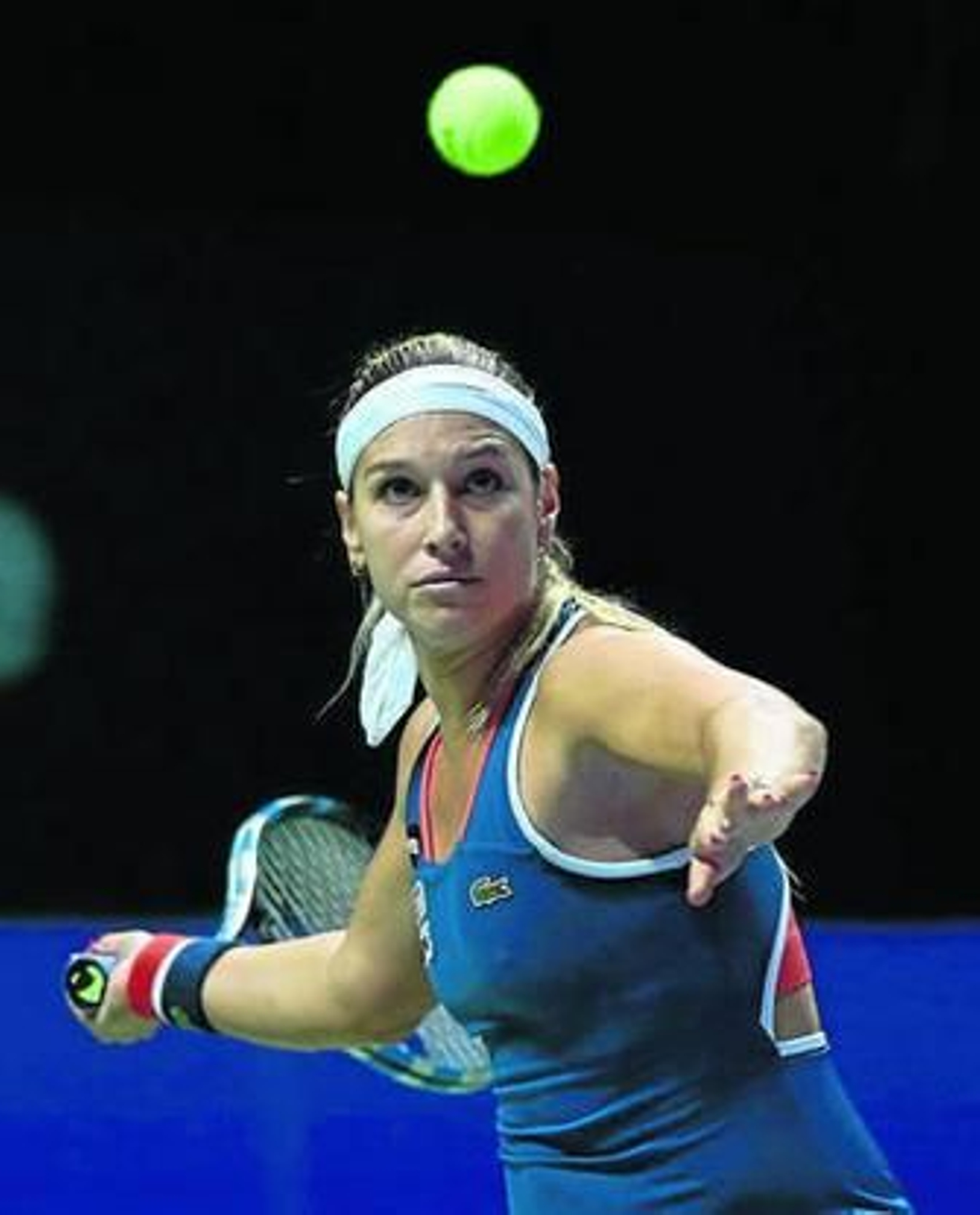 La eslovaca Dominika Cibulkova prepara una derecha en la final jugada ayer.