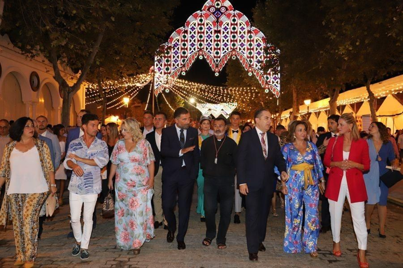 Paseo de autoridades civiles y eclesiásticas por el recinto de la Velada.