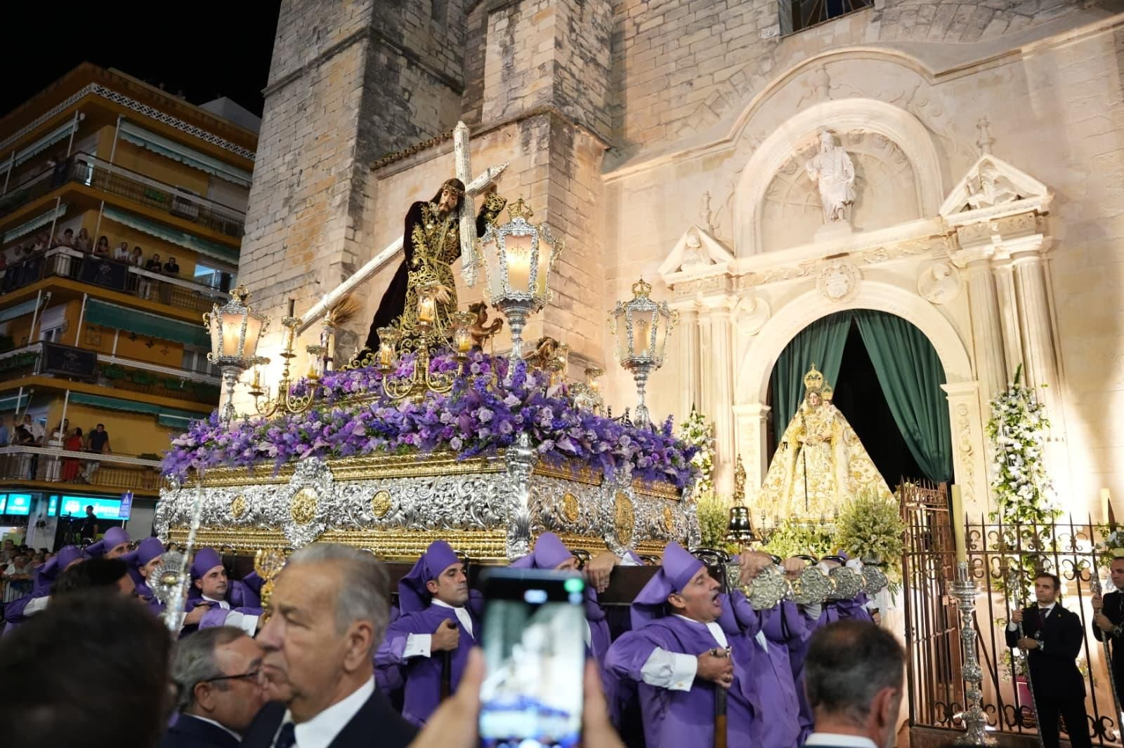 Nuestro Padre Jesús Nazareno, ante la Virgen de Araceli durante la Magna Pasionista.