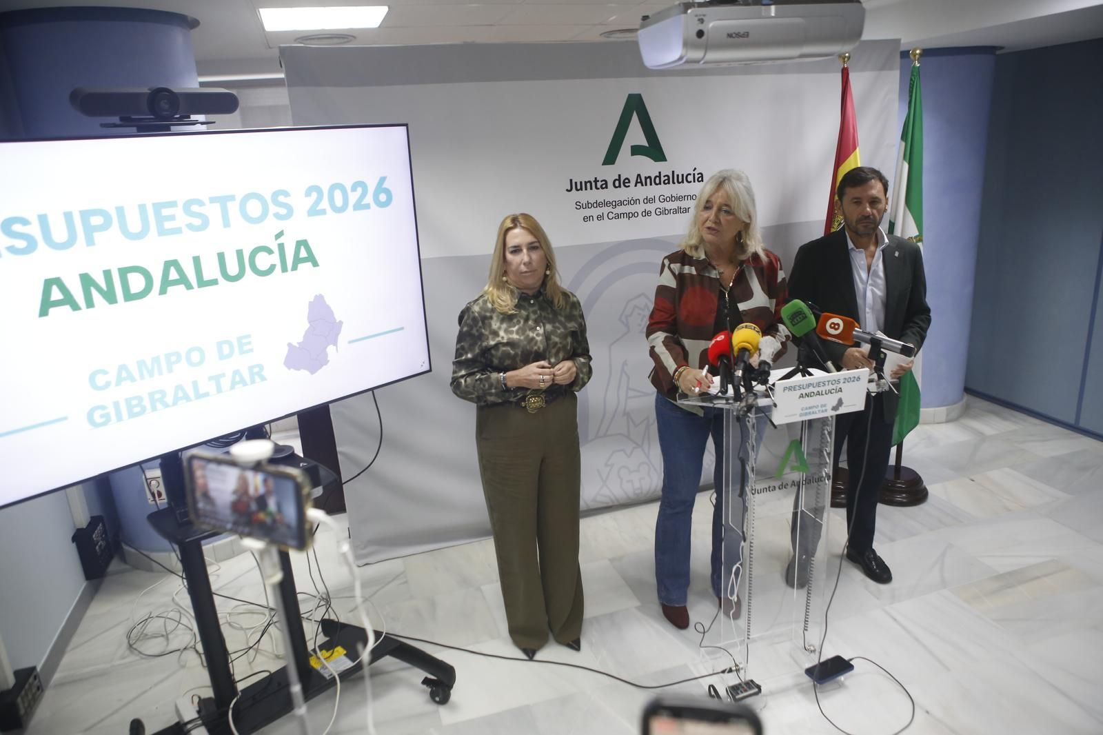 Inmaculada Olivero, Mercedes Colombo y Javier Ros, este jueves en Algeciras.