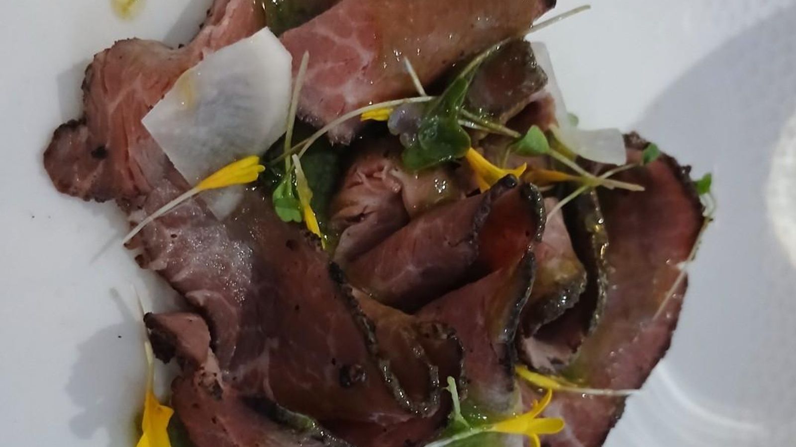 Presa ibérica con mantequilla de codium y encurtidos