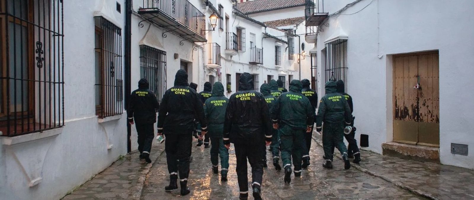 Efectivos de la Guardia Civil precintando casas durante el desalojo masivo de Grazalema.