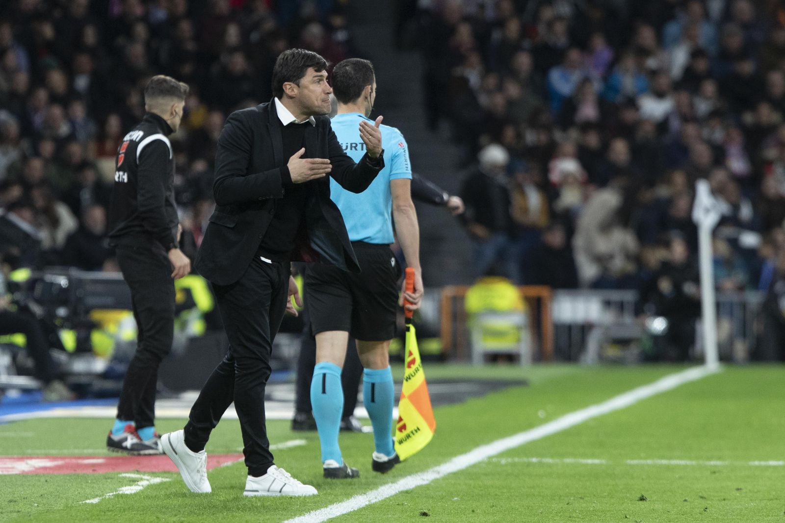 Cacique Medina dirige a los suyos ante el Real Madrid