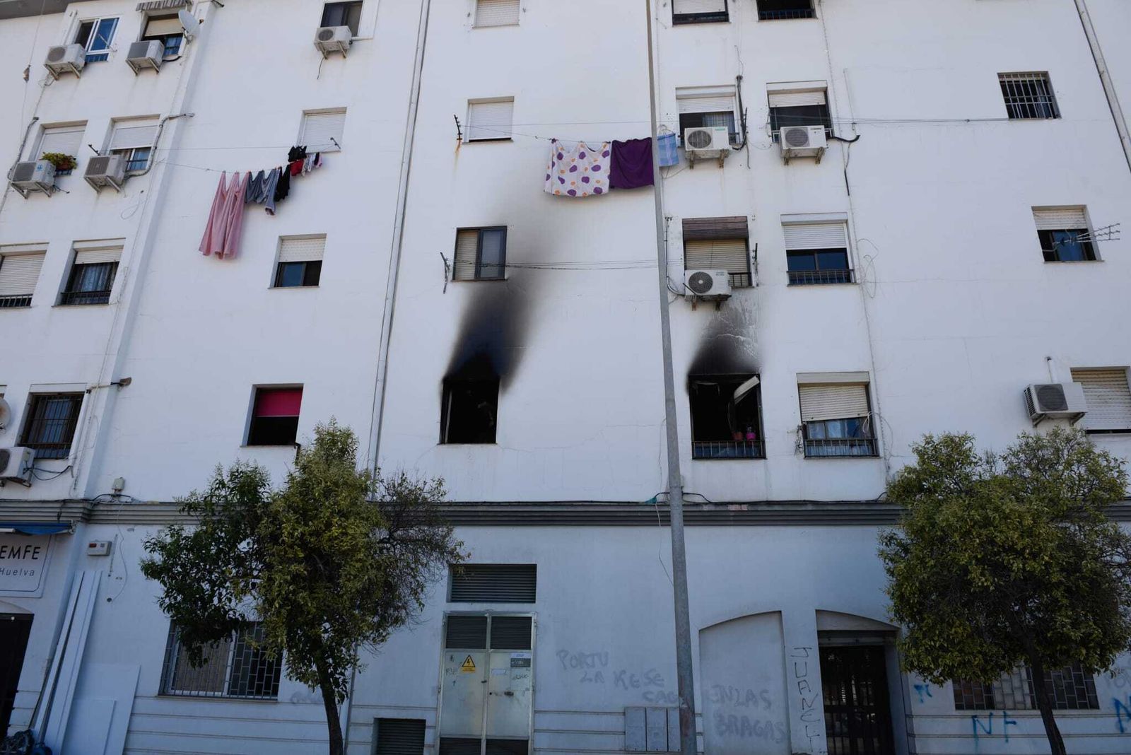 Un incendio en una vivienda de Huelva deja varios afectados por inhalación de humo.