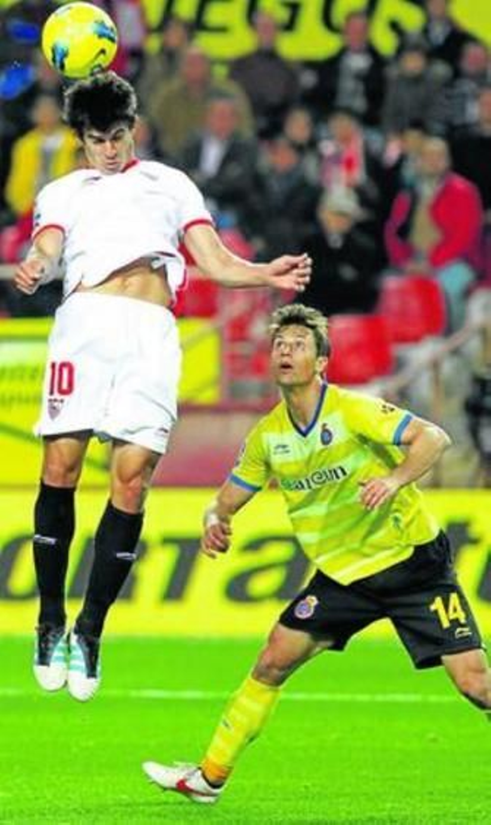 Perotti intenta tocar de cabeza un balón ante Galán.