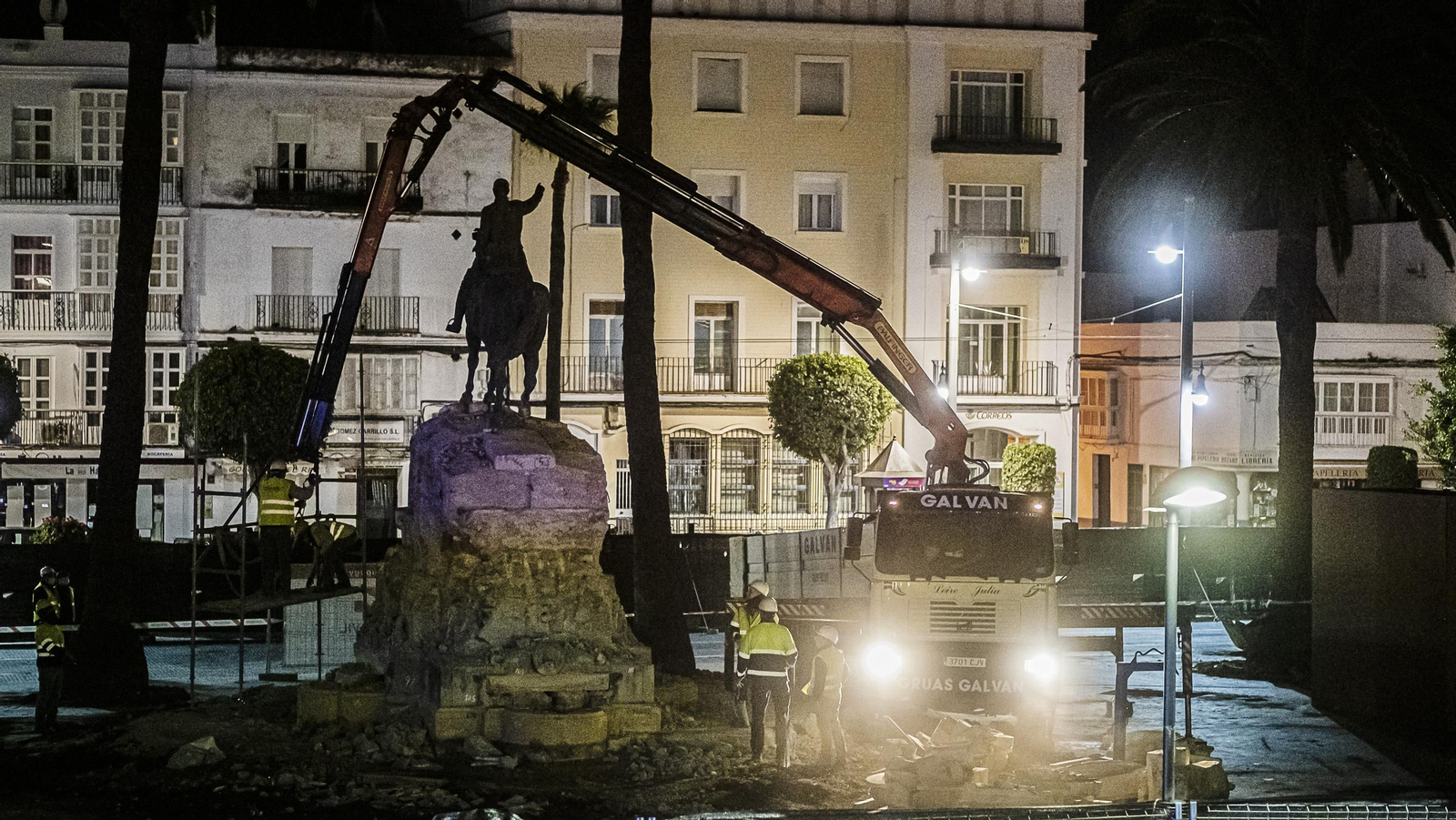 Retirada la estatua del general Varela de la plaza del Rey en San Fernando