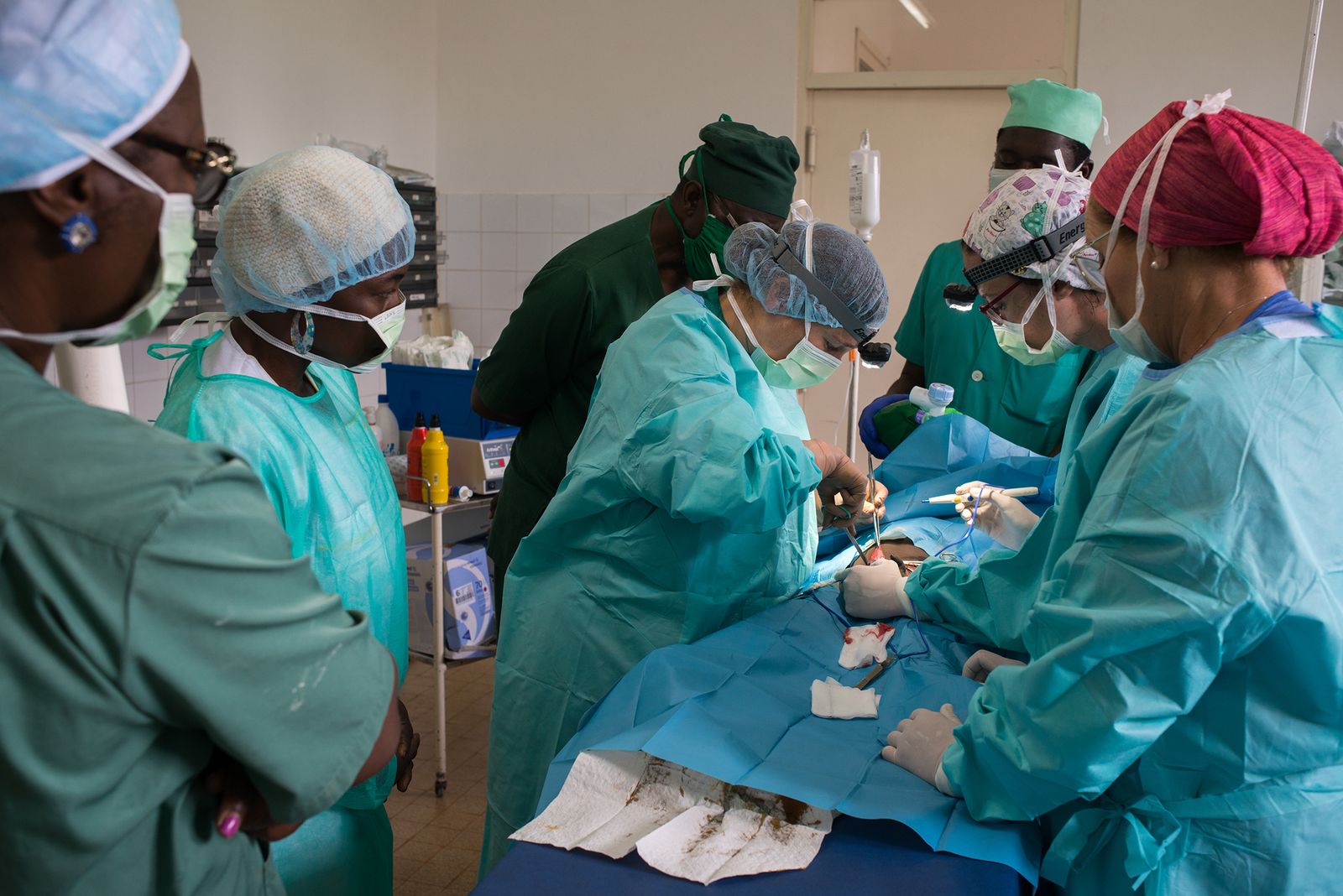Miembros de la AACS practican una intervención quirúrgica en uno de los quirófanos equipados en el Hospital de Foumban. Junto a ellos, profesionales locales siguen cada paso para poder formarse y así mejorar las condiciones de la población local durante todo el año.