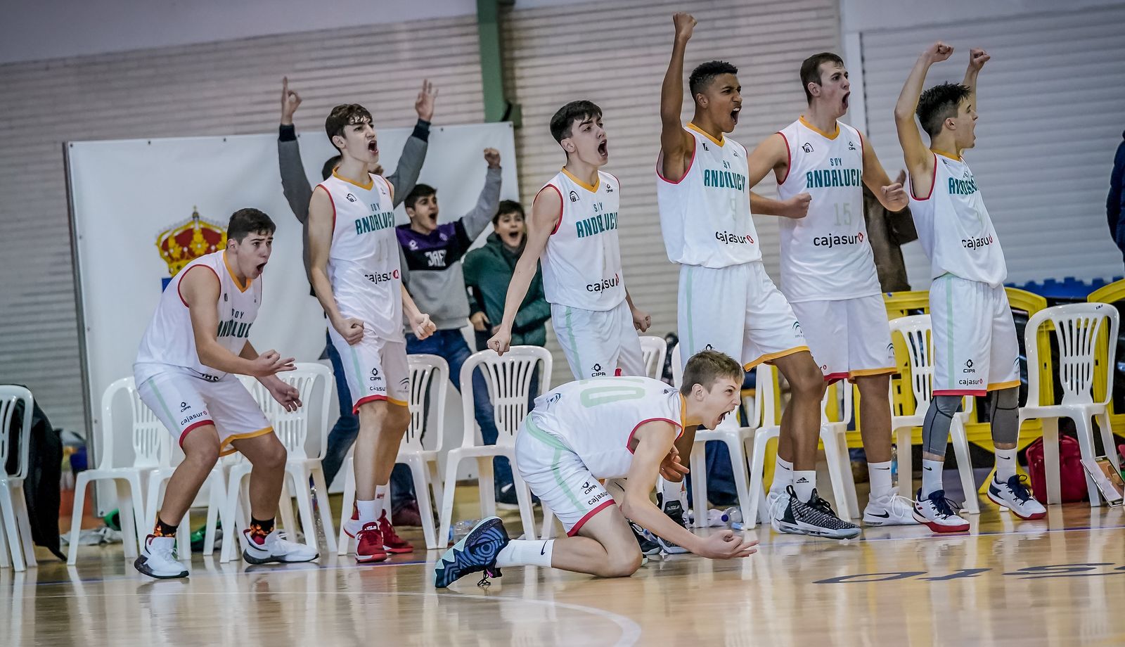 La selección andaluza celebra una canasta durante un partido, ayer
