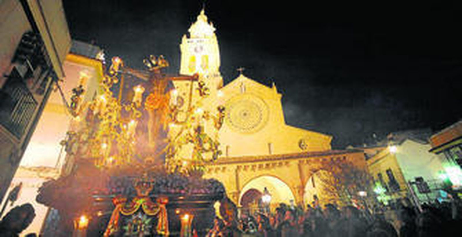 El Cristo de Ánimas frente a la parroquia de San Lorenzo.