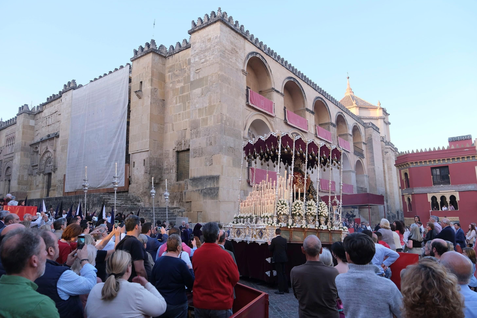 Visitantes y cordobeses, en la carrera oficial de la Semana Santa de Córdoba. Visitantes y cordobeses, en la carrera oficial de la Semana Santa de Córdoba.