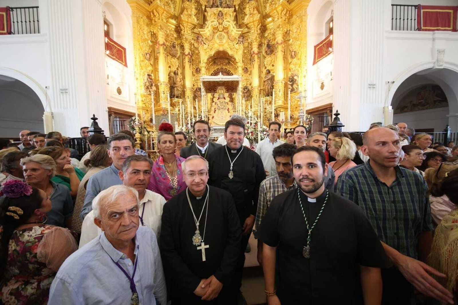El Simpecado de Jerez a los pies de la Virgen del Rocío