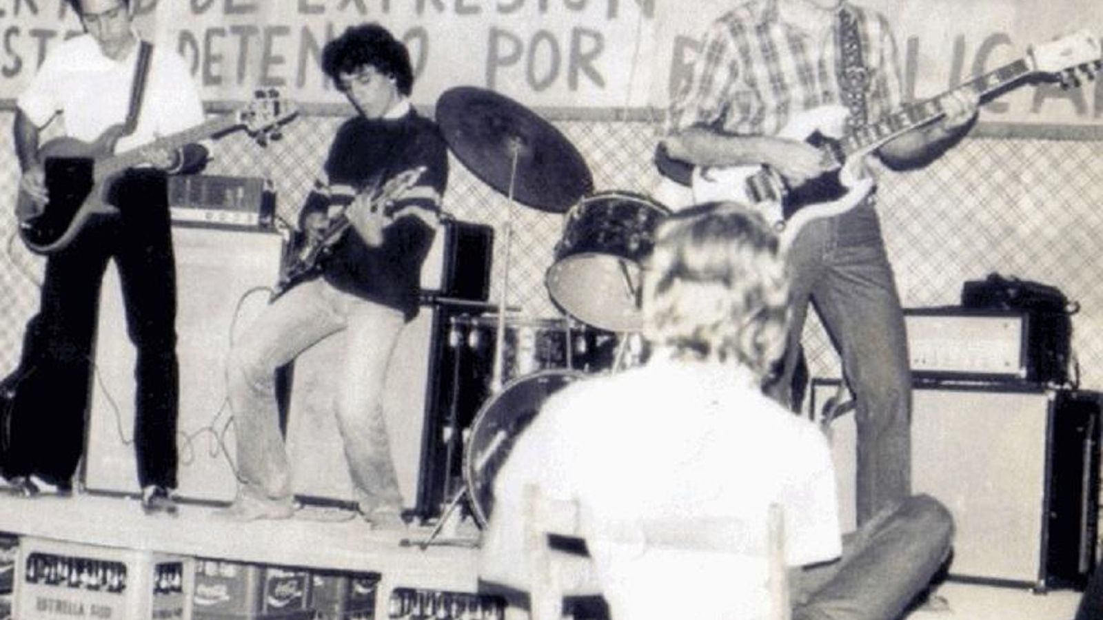 Un actuación de Los Destrozamitos en una caseta de feria.