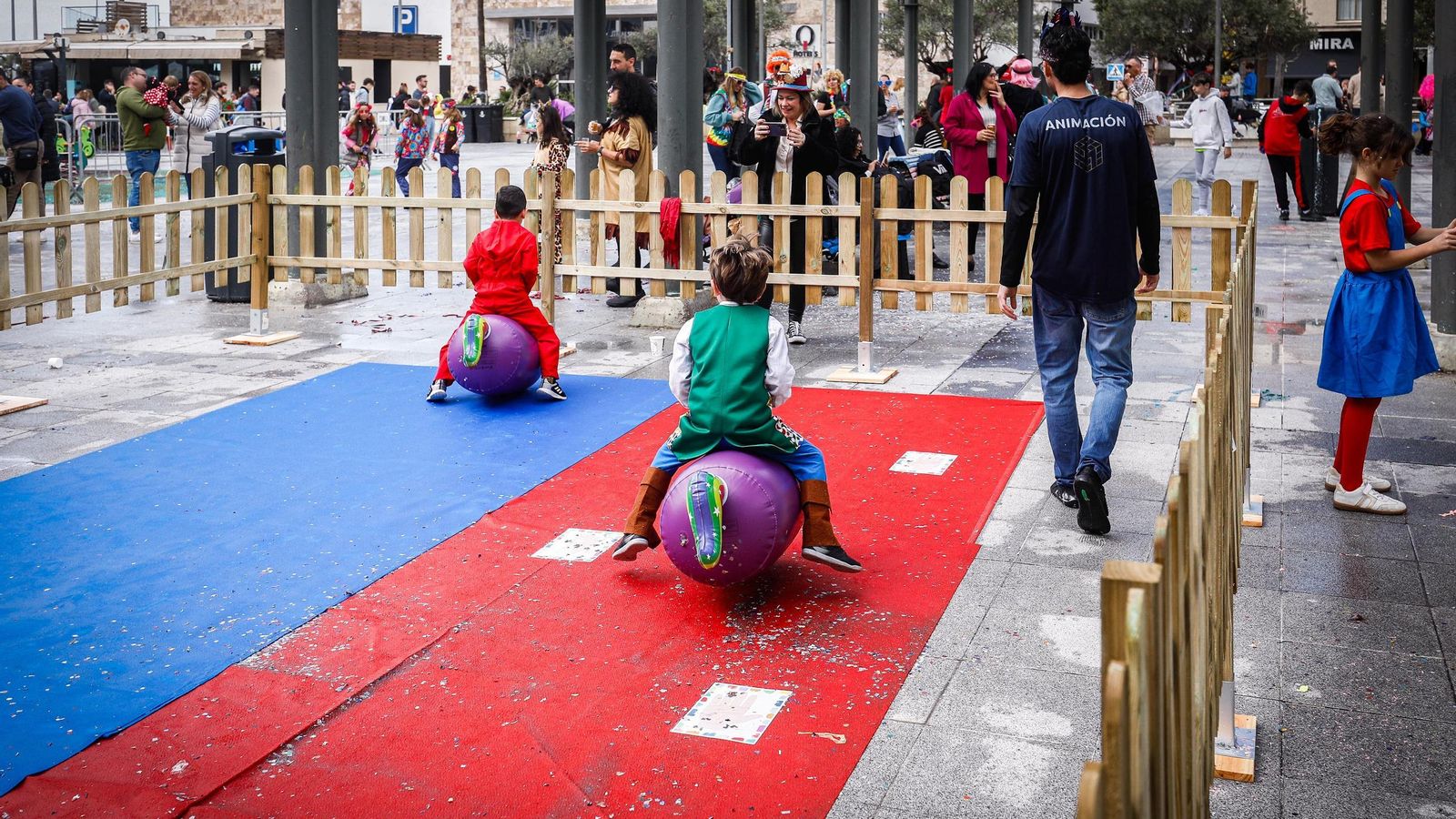 Las mejores imágenes del primer domingo de Carnaval de Cádiz