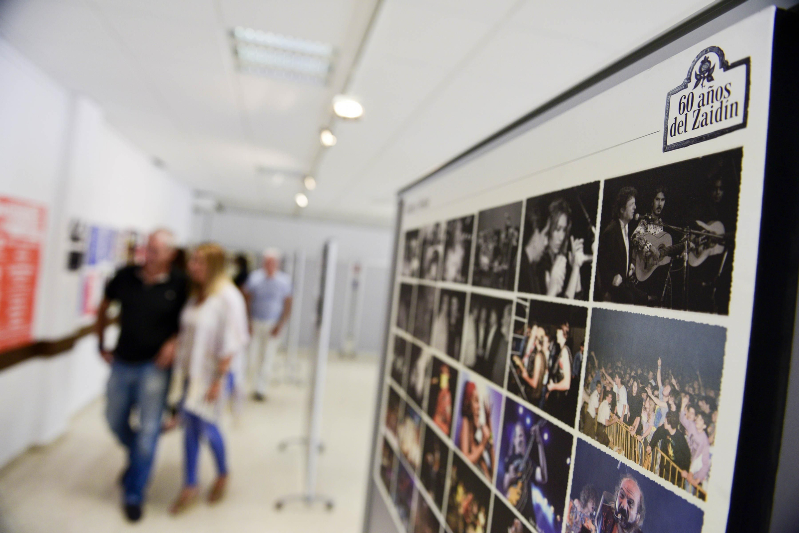 Panel con fotografías del periodista musical Juan Jesús García.
