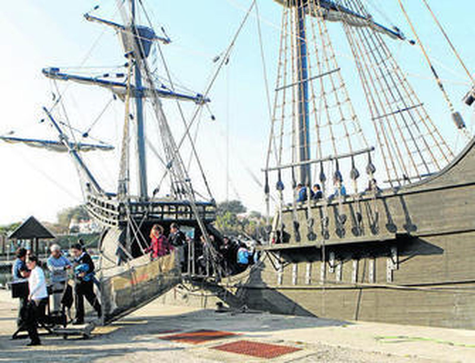 Varias personas descienden de la nao Victoria, ayer por la mañana durante su estancia en la dársena de El Saladillo.
