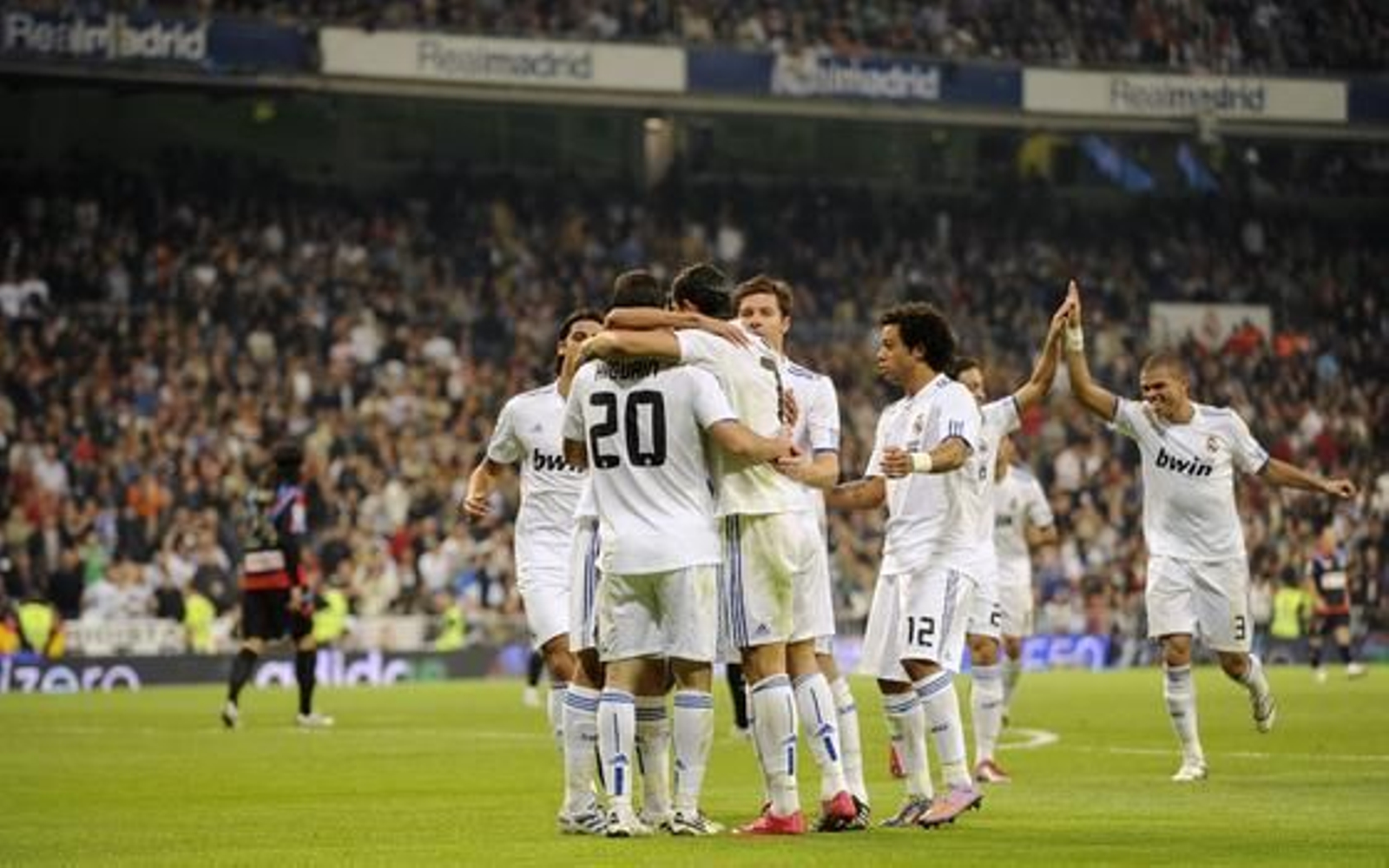El Real Madrid golea 6-1 al Racing en casa con cuatro goles de Ronaldo. / AFP