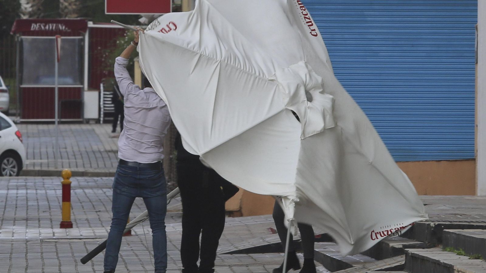 Fuertes vientos en Málaga, este martes.
