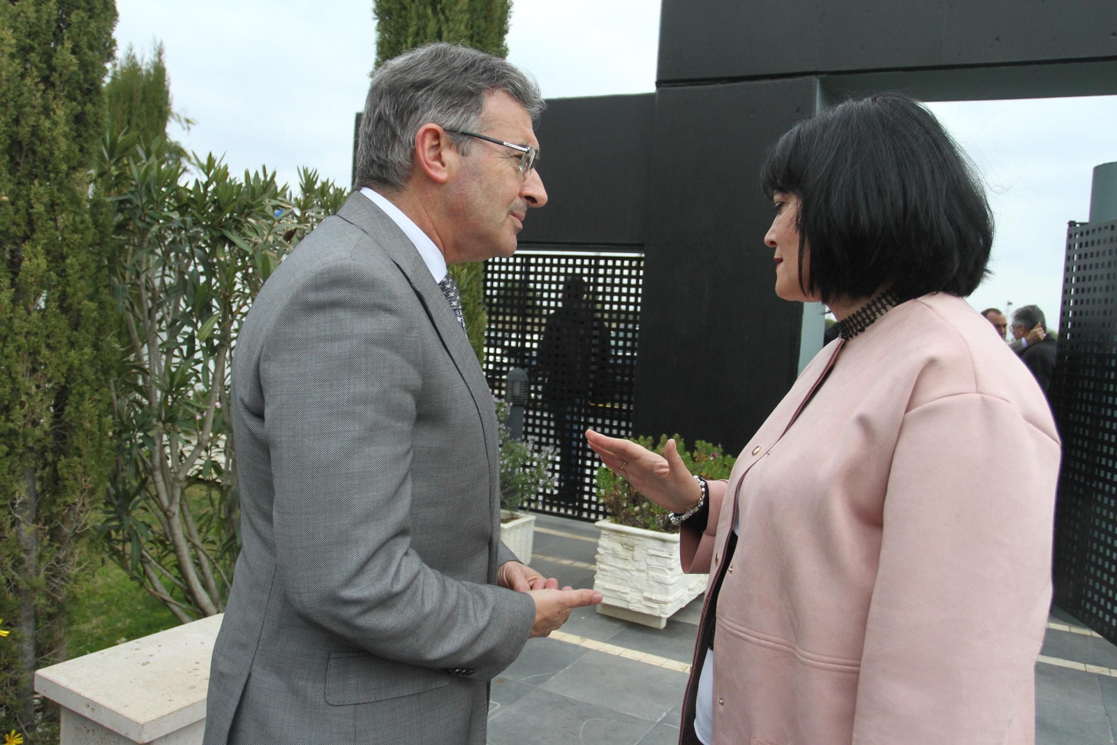 Francisco Ruiz y Carmen Solana charlan de forma distendida.