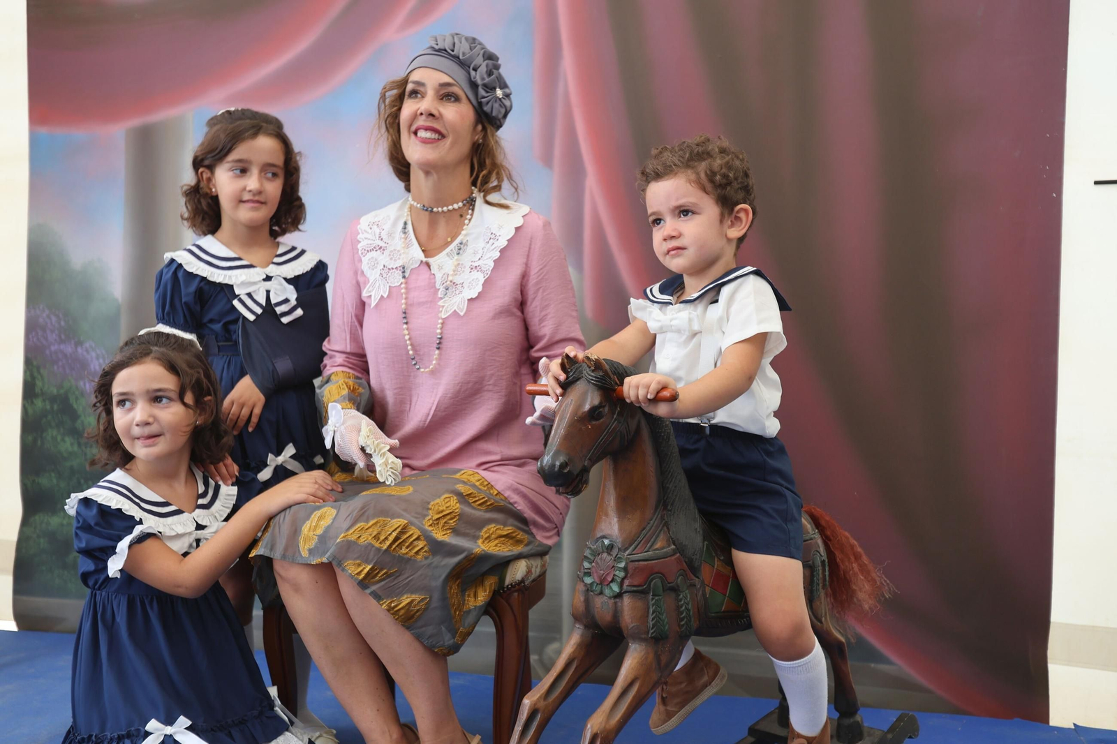Una familia caracterizada de los años 20 en la I Feria del Legado Británico en Huelva.