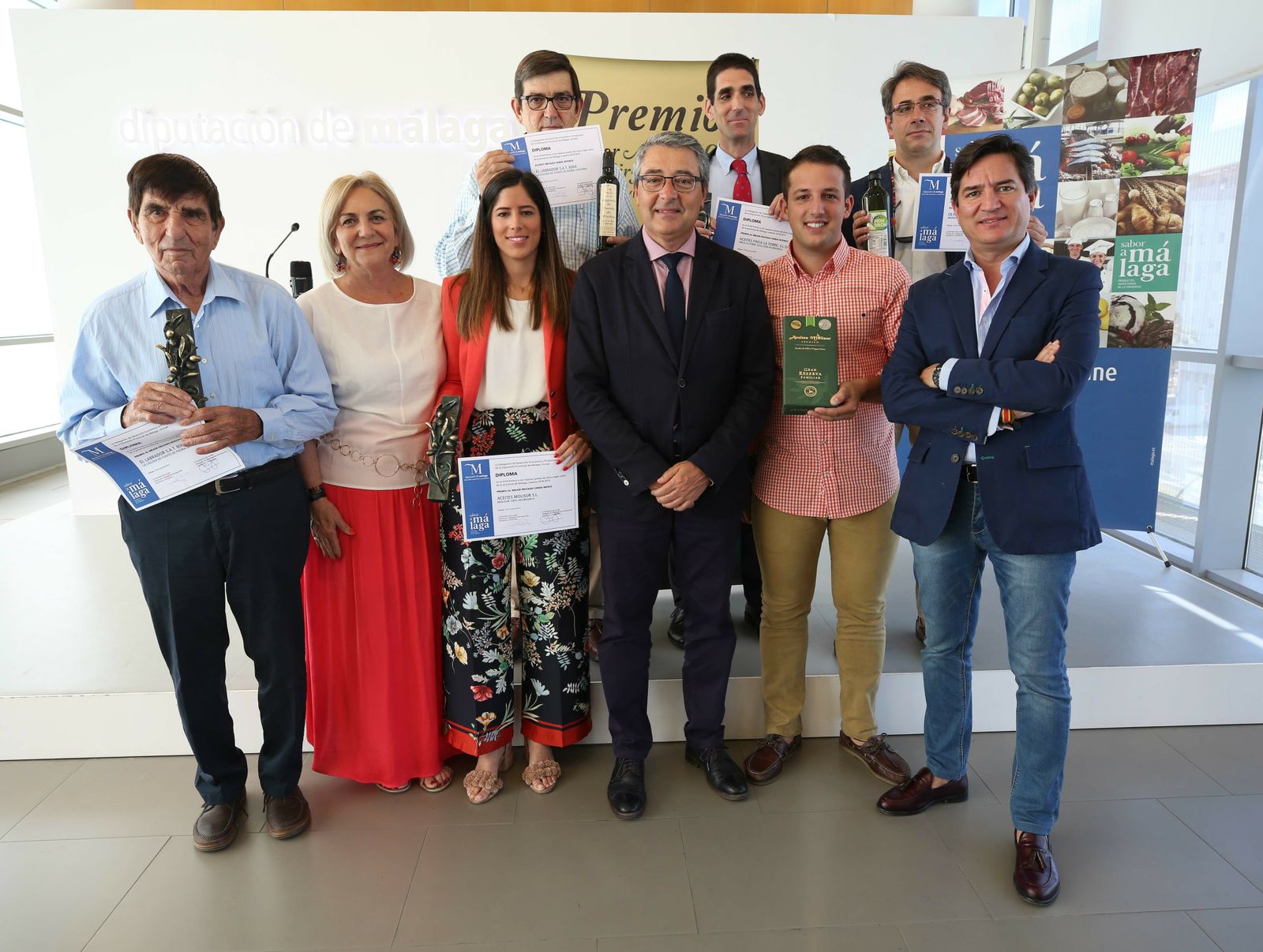 Los ganadores del Premio al mejor Aceite de Oliva Virgen Extra, junto al presidente de la Diputación de Málaga.