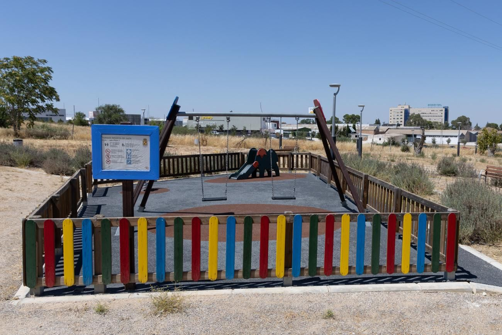 El estado de abandono del parque infantil del Jaén Plaza, en imágenes