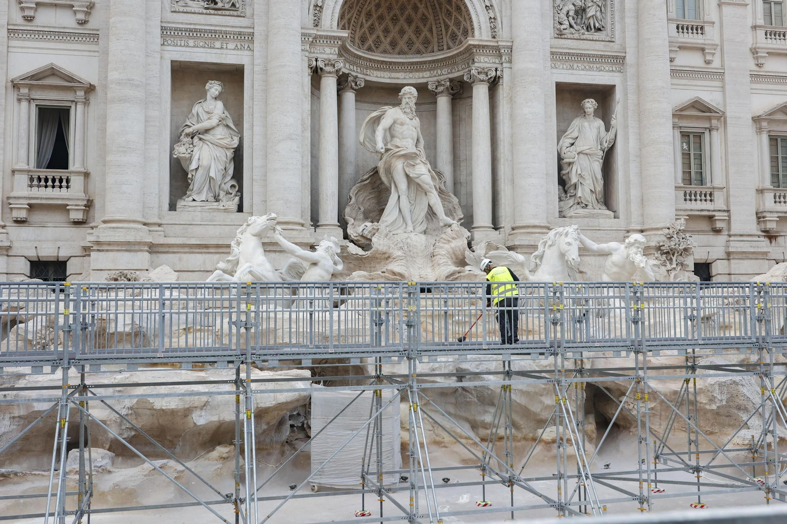 La Fontana de Trevi ya se puede observar de cerca gracias a una polémica pasarela