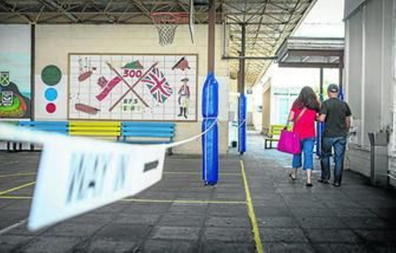 Un azulejo en un colegio de Primaria de Gibraltar recordando los 300 años del Tratado de Utrecht.