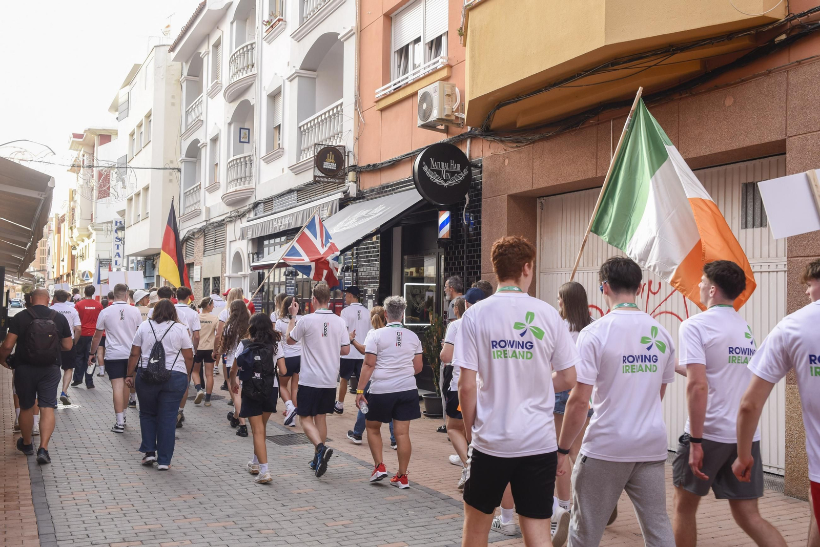 Las fotos del desfile de participantes de la Copa de la Juventud Europea de remo beach sprint de La Línea