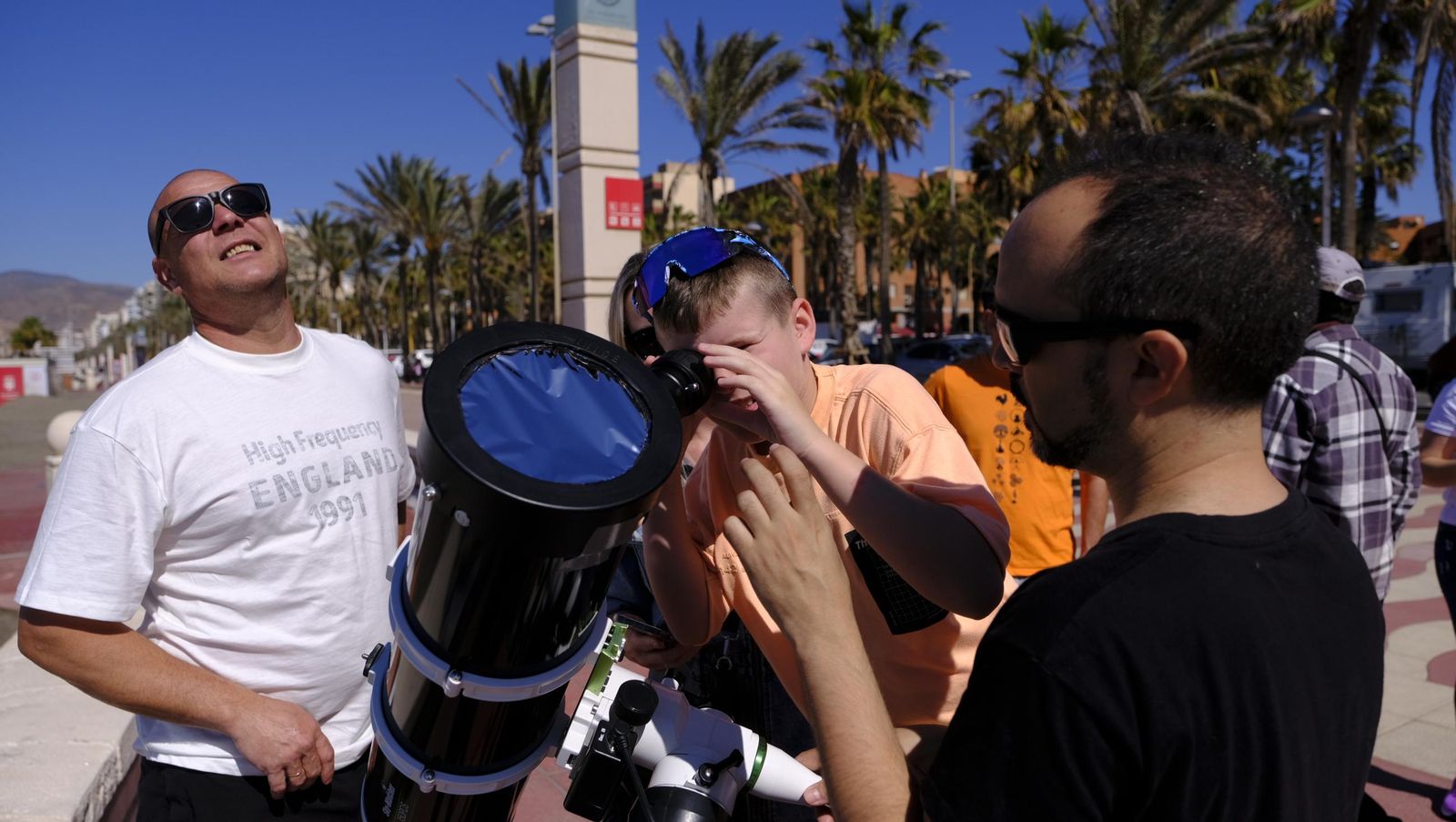 Almería observa el eclipse solar desde el Paseo Marítimo, en imágenes