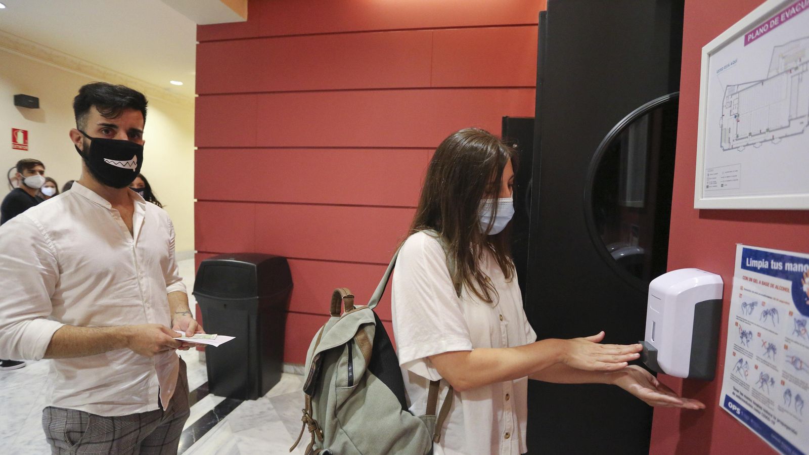Un dispensador de gel hidroalcohólico en el acceso de una de las salas del Albéniz.
