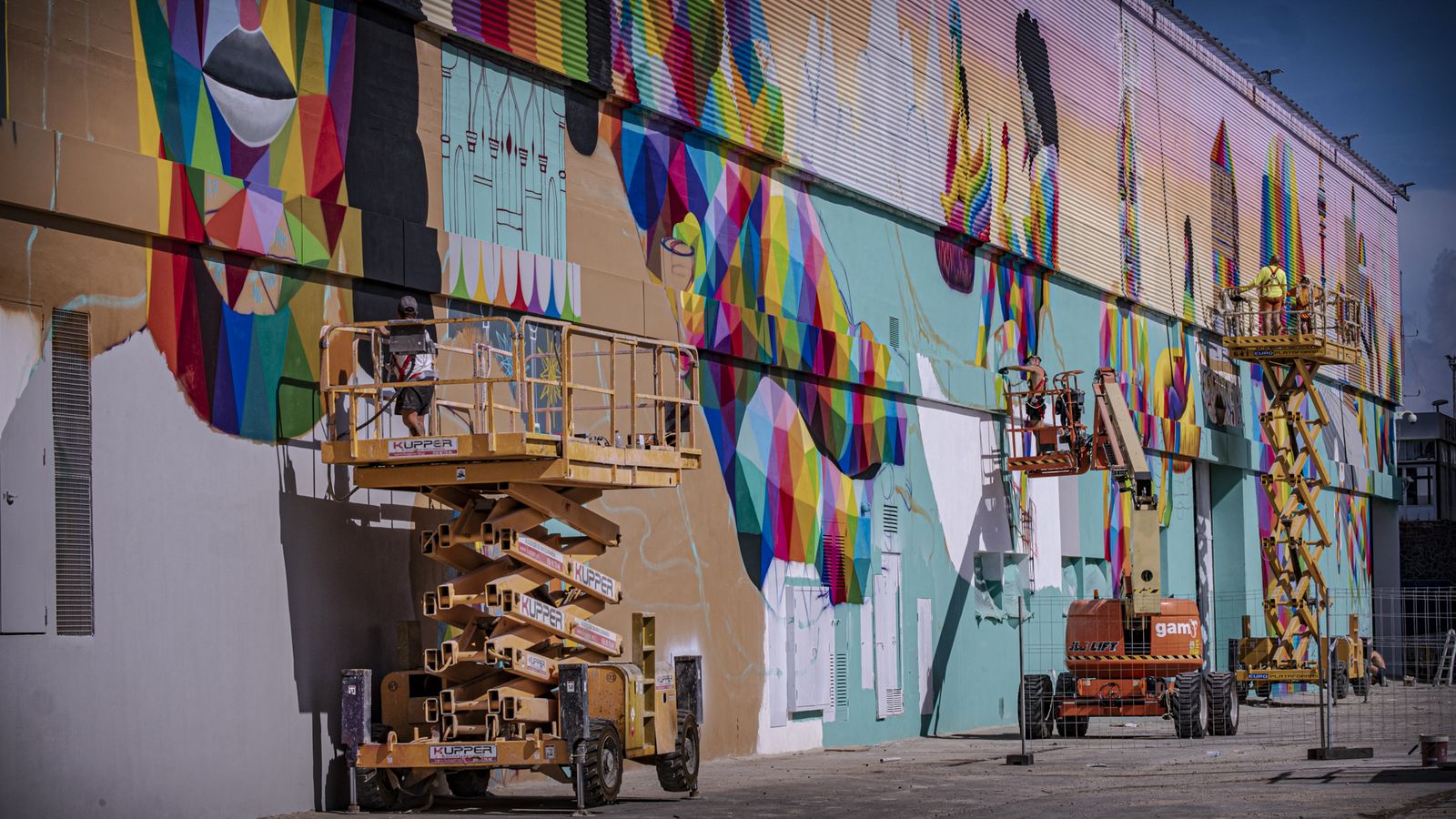 Las imágenes de cómo está quedando el mural de Okuda San Miguel en el Muelle de Cádiz