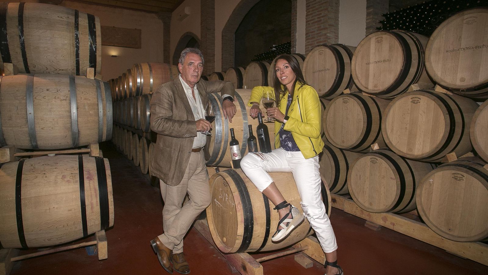 José María Losantos y su hija Julia en la sale de barricas de la bodega.