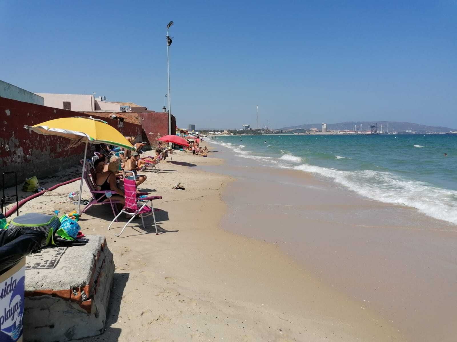Una zona de la playa de El Rinconcillo en la que apenas queda arena.