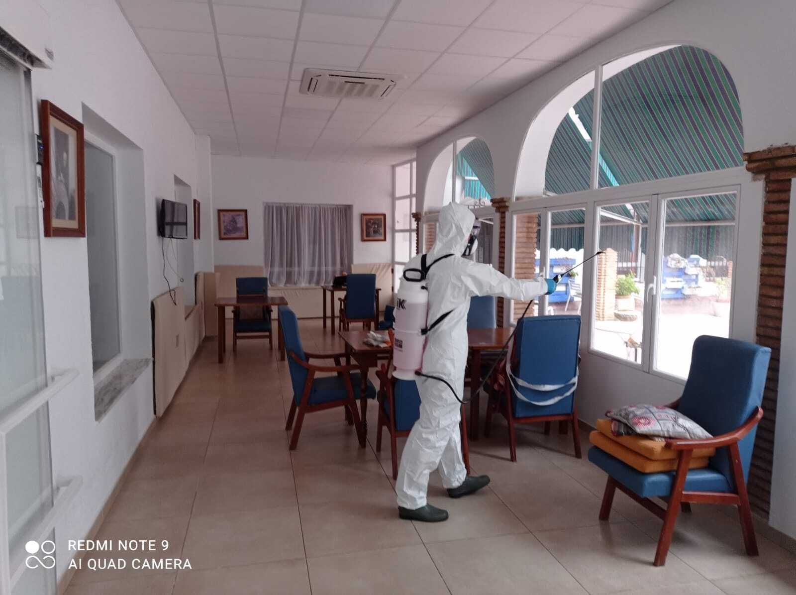 Desinfección de la residencia de mayores de Hinojosa del Duque.