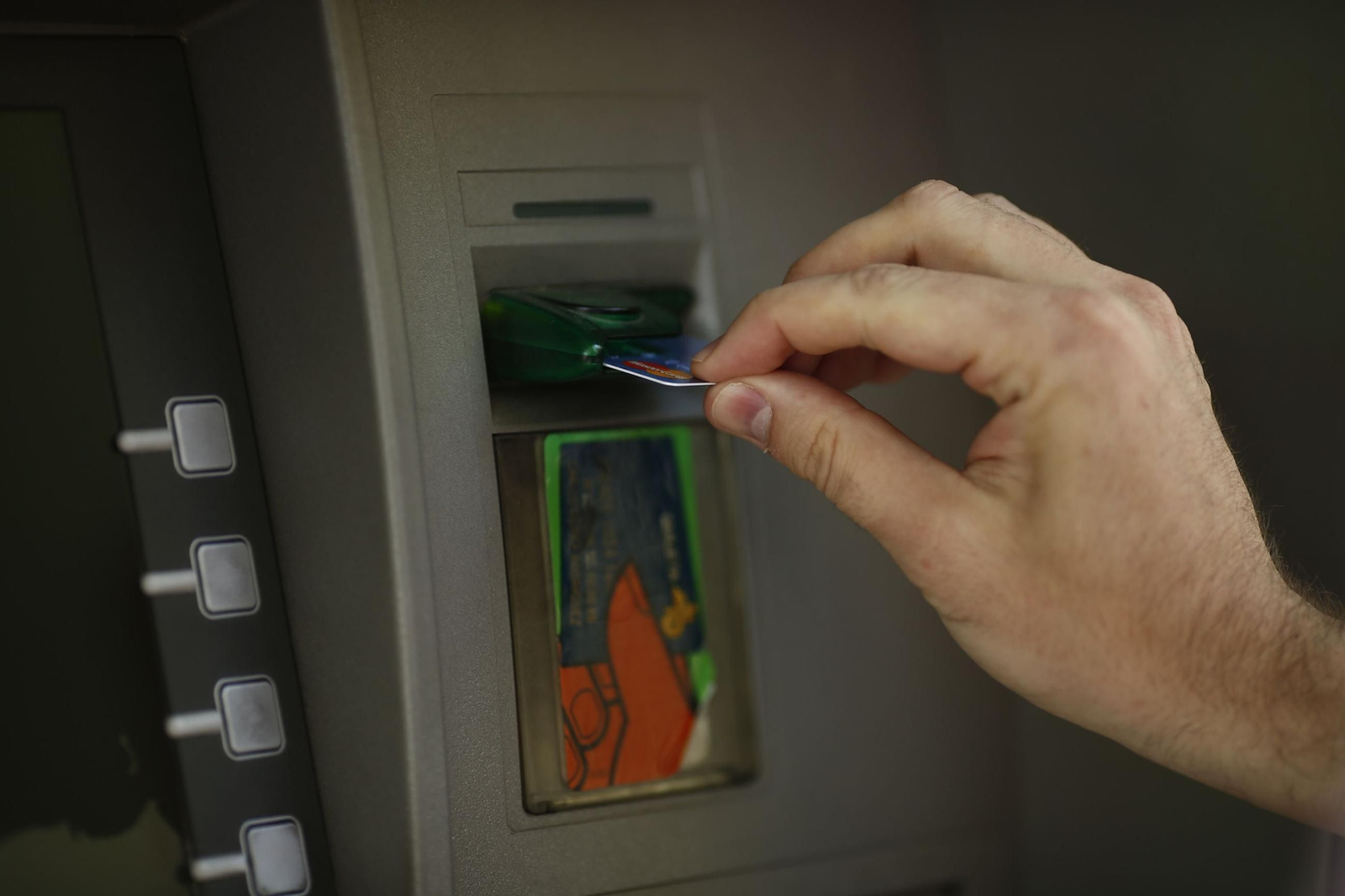 Una persona retira dinero de un cajero en una imagen de archivo.