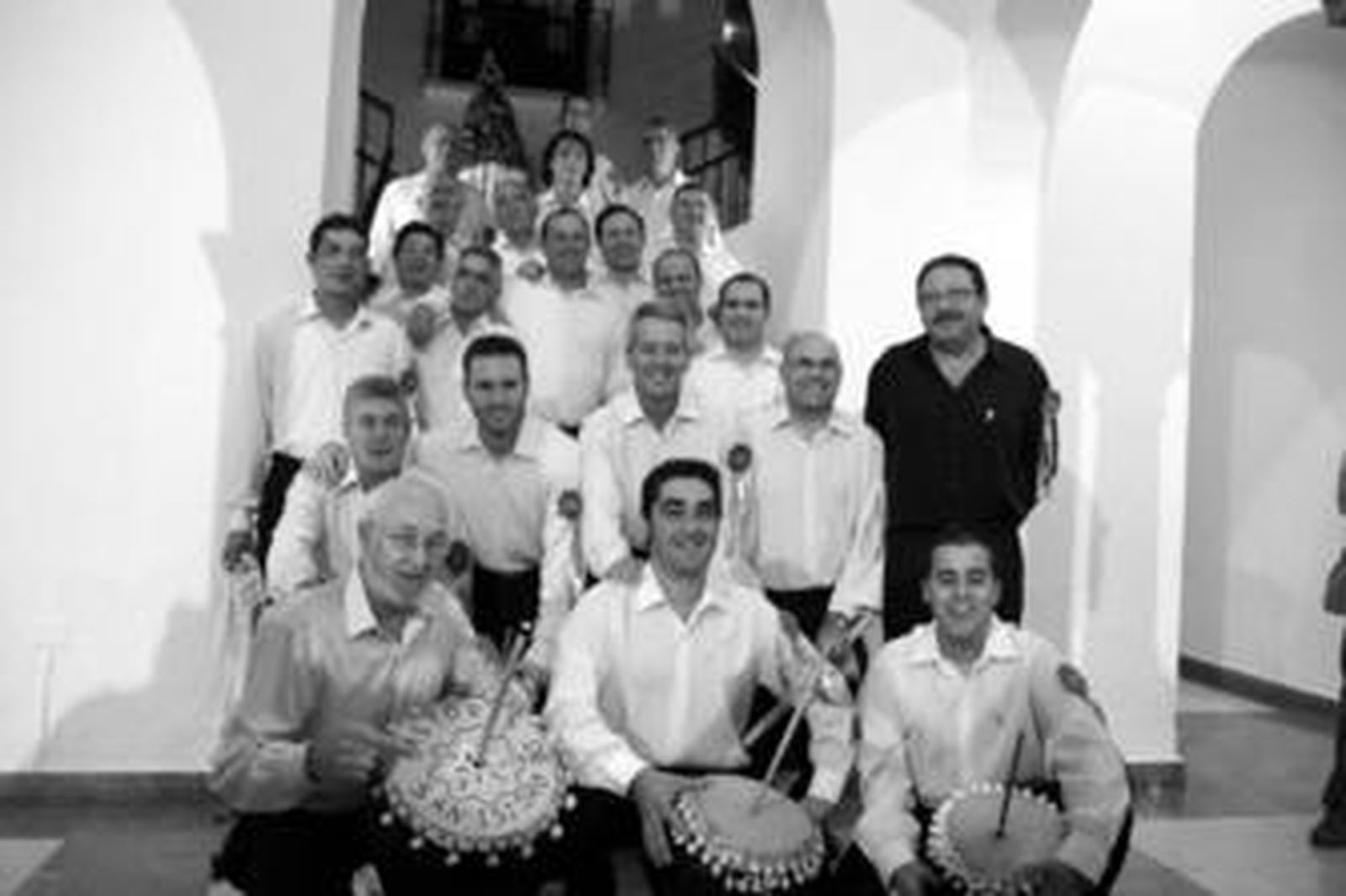 La agrupación Pastores de San Isidro posa en el claustro de la Fundación Municipal de Cultura José Luis Cano.