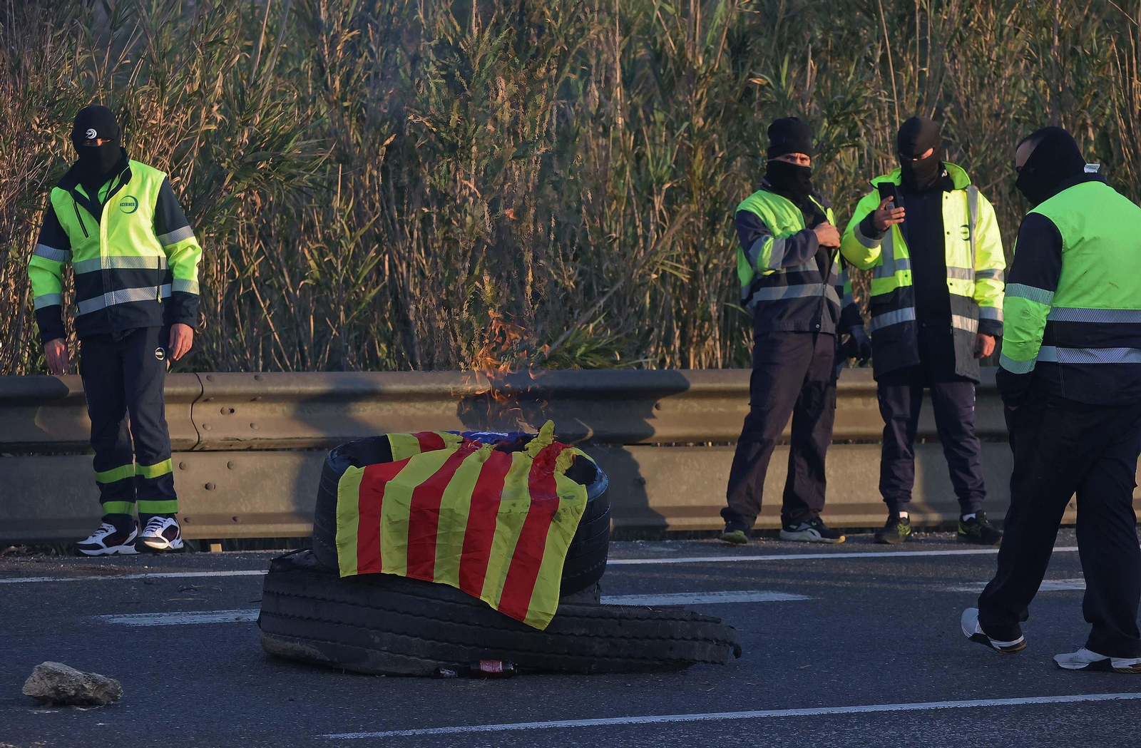Imágenes del corte de la A7 por los huelguistas de Acerinox tras las negociaciones en el Consejo Andaluz de Relaciones Laborales