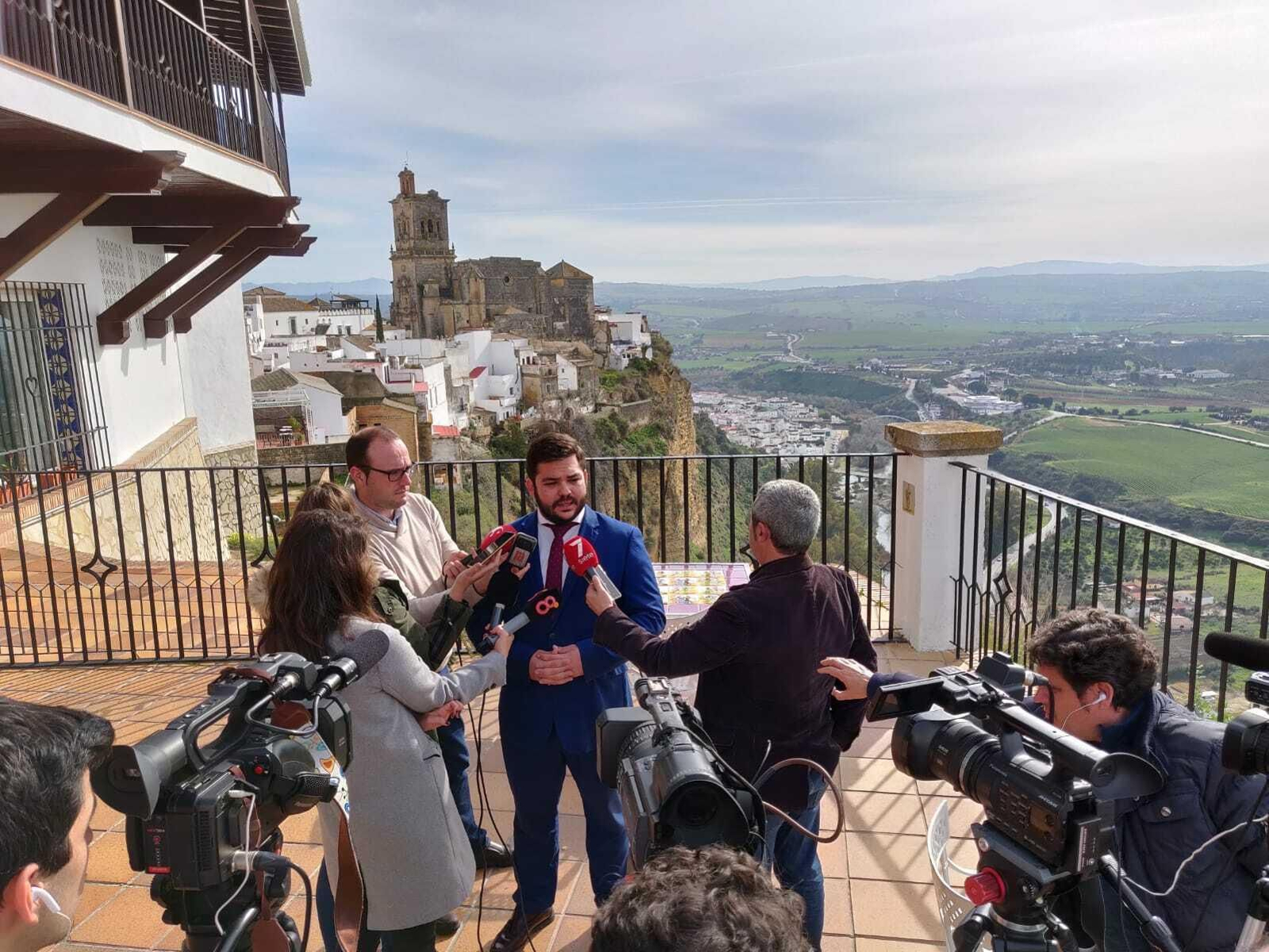 El delegado de Turismo de la Junta, Miguel Rodríguez,  en el Parador de Arcos.