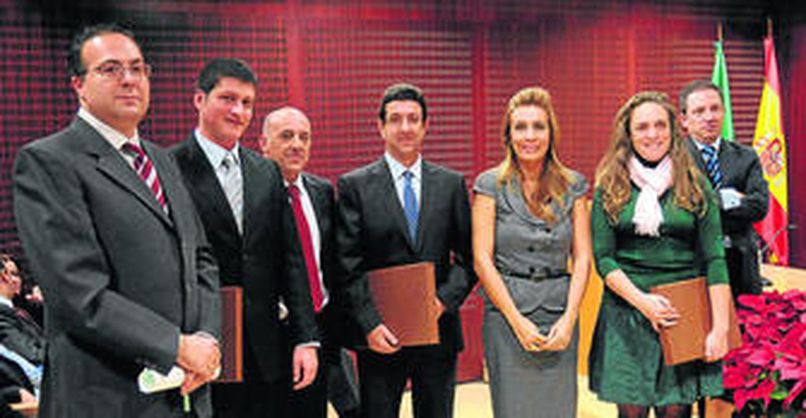 La consejera de Justicia, Begoña Álvarez, ayer junto a los premiados.