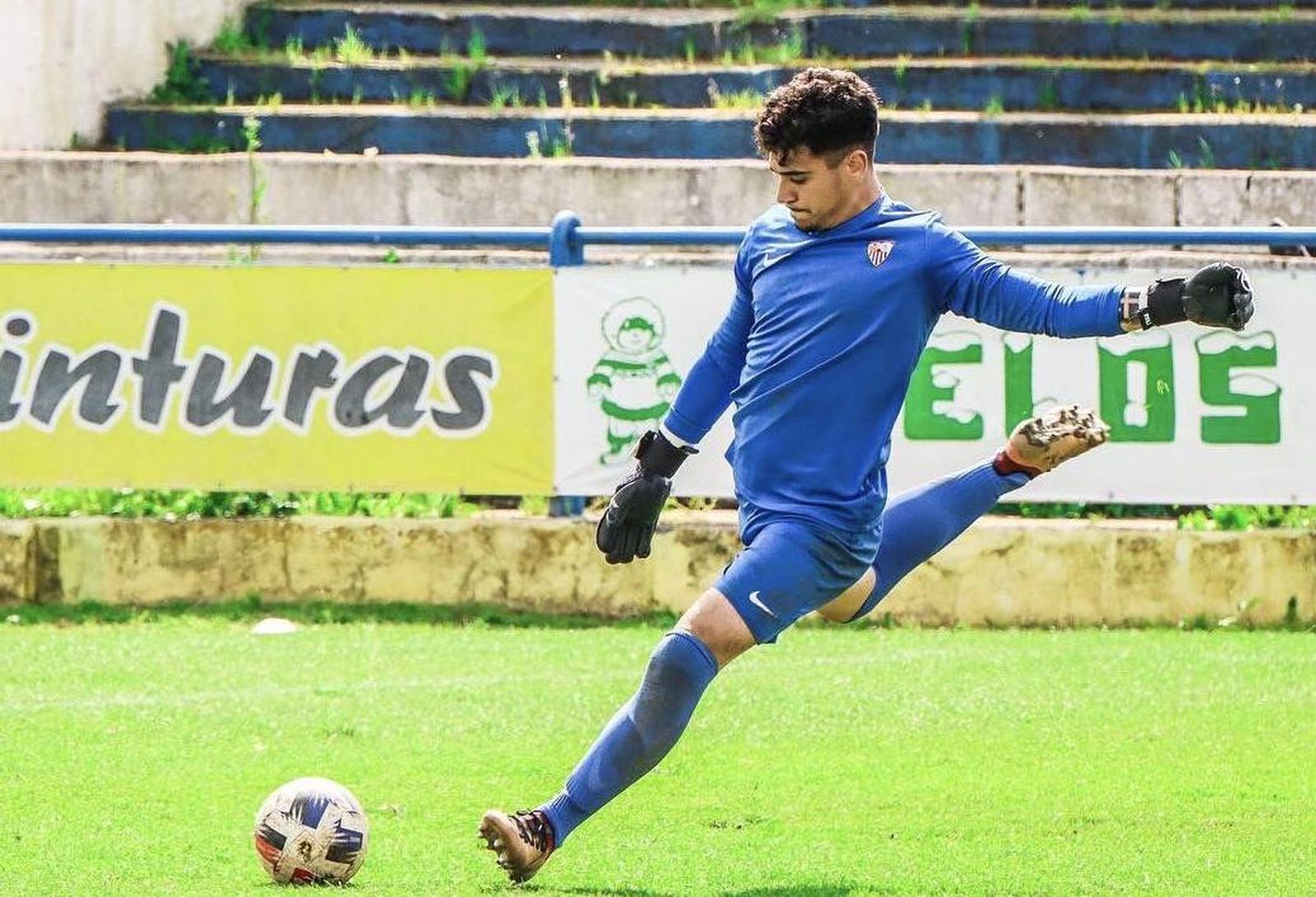 Ismael Falcón realiza un saque de puerta con el Sevilla FC.