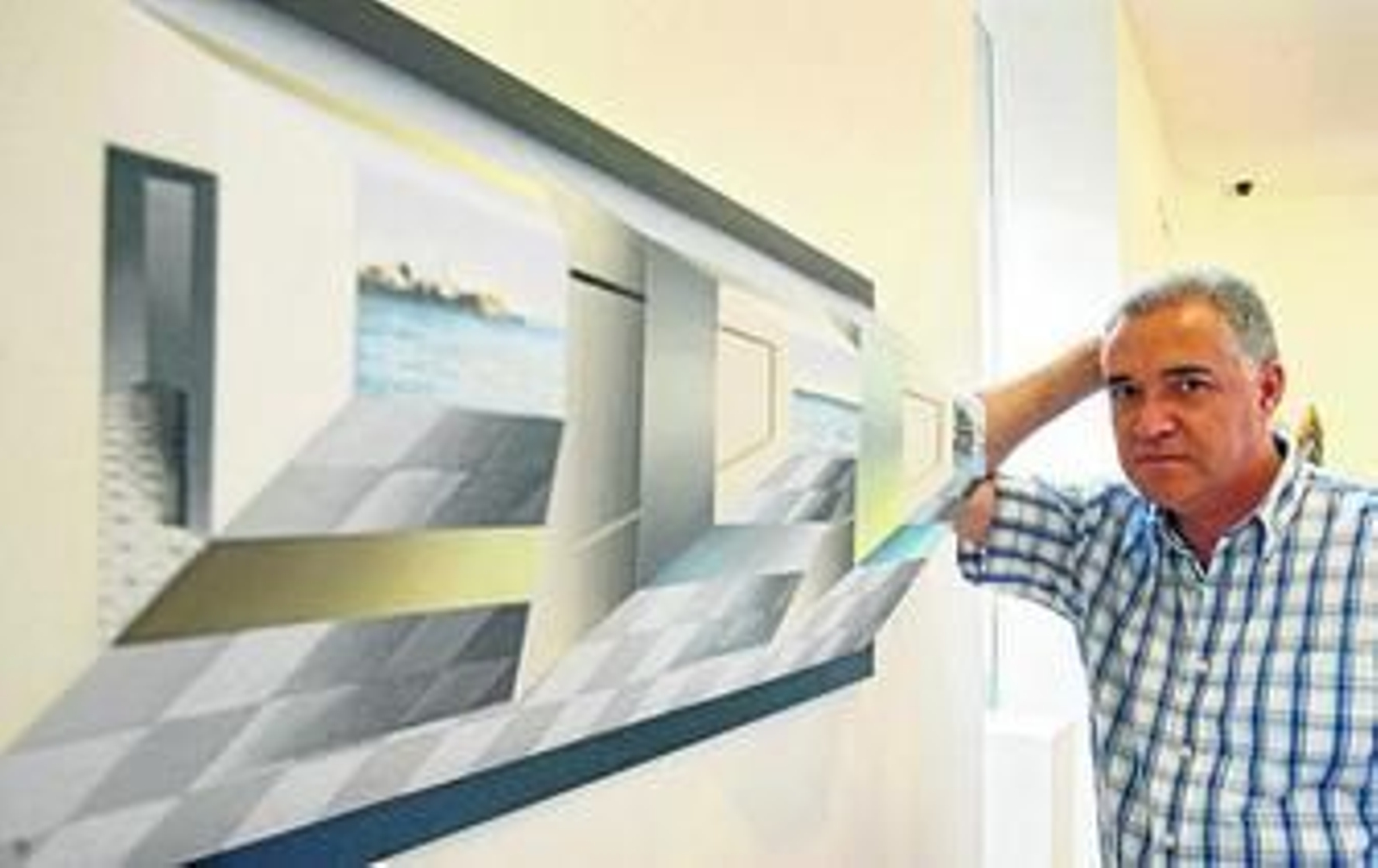 Antonio Rojas posa ante su obra en la galería Benot.