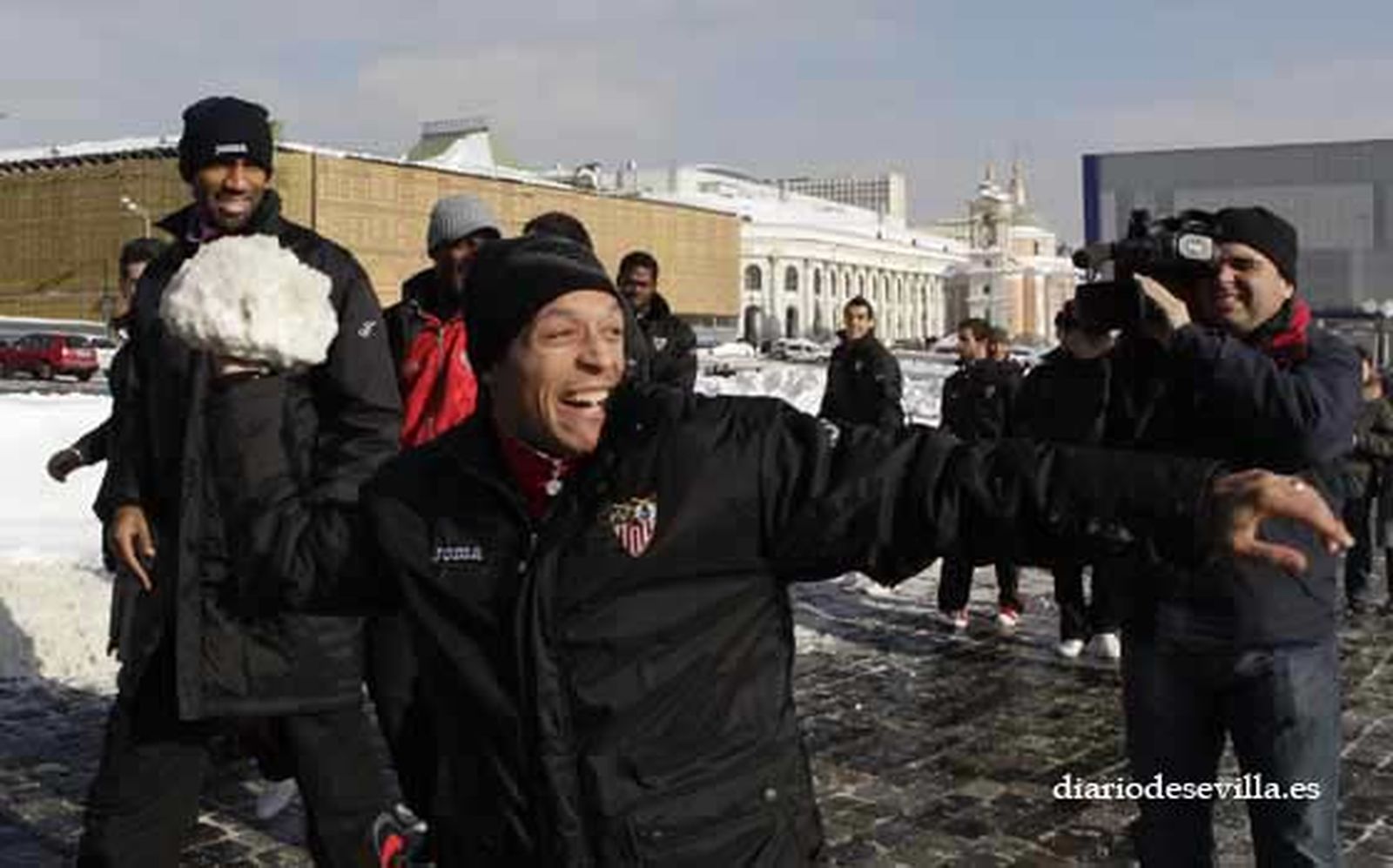 Adriano lanza una bola de nieve a sus compañeros.

Foto: Antonio Pizarro