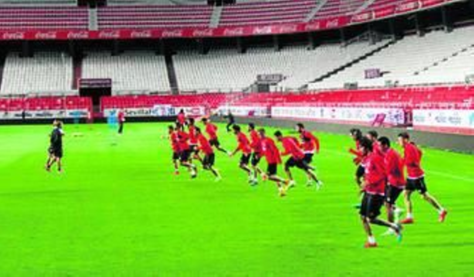La plantilla sevillista se ejercita en el Ramón Sánchez-Pizjuán.